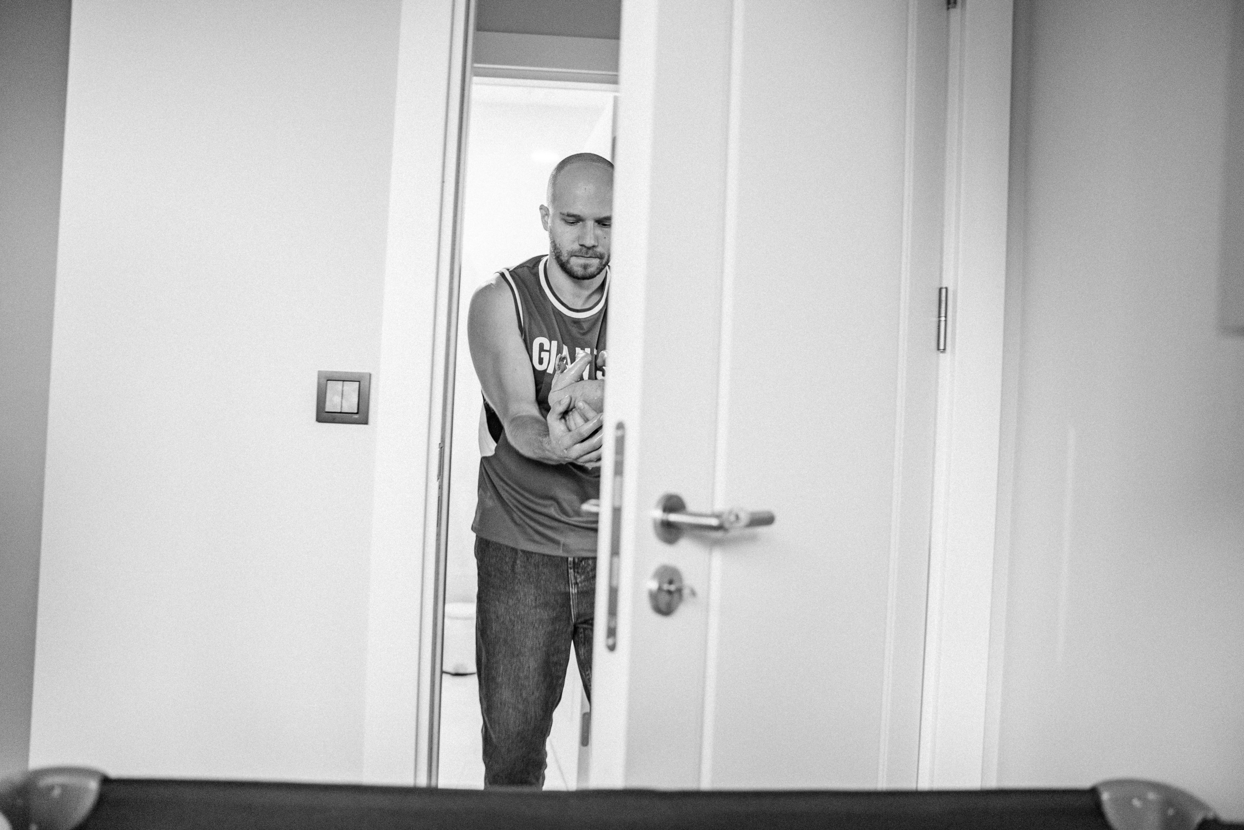 Family photo session at home. home family photo session with a newborn. Ivan Skufinsky — wedding and family photographer in Vancouver