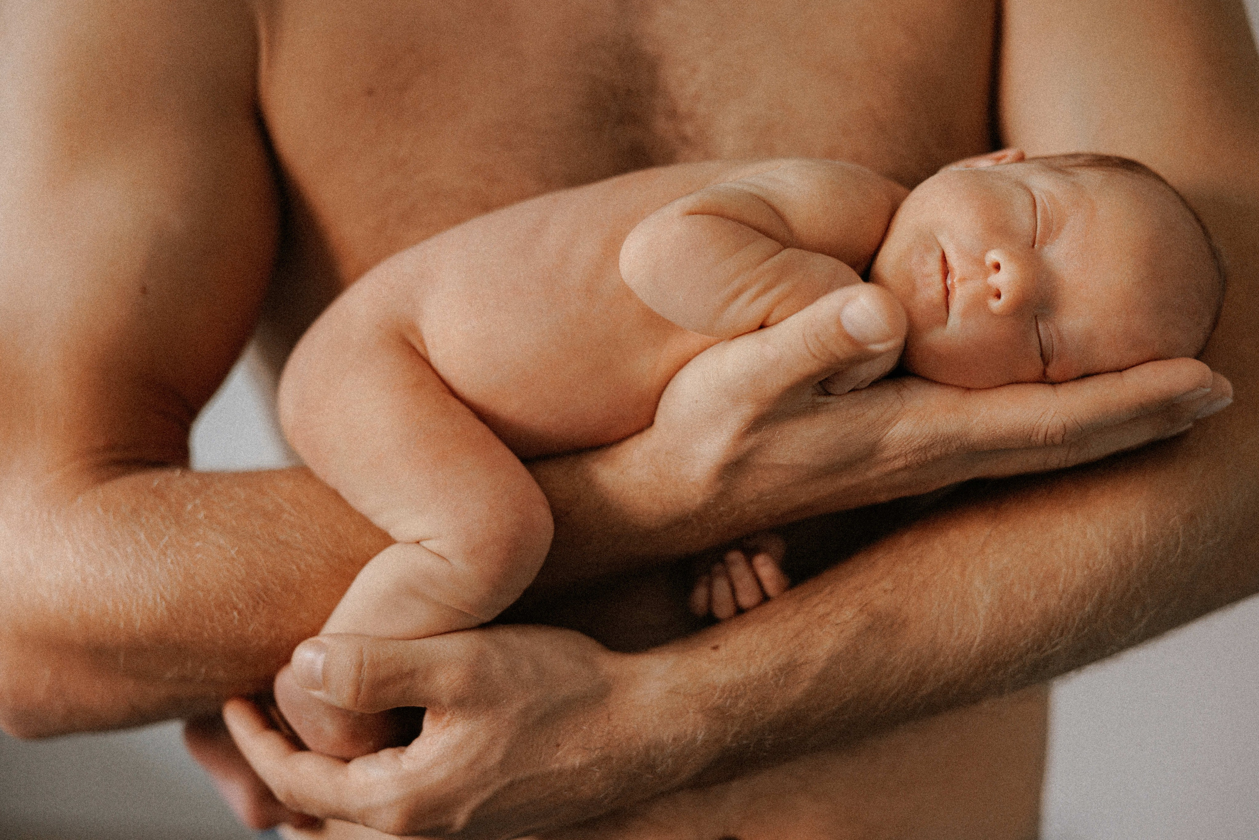 Family photo session at home. home family photo session with a newborn. Ivan Skufinsky — wedding and family photographer in Vancouver