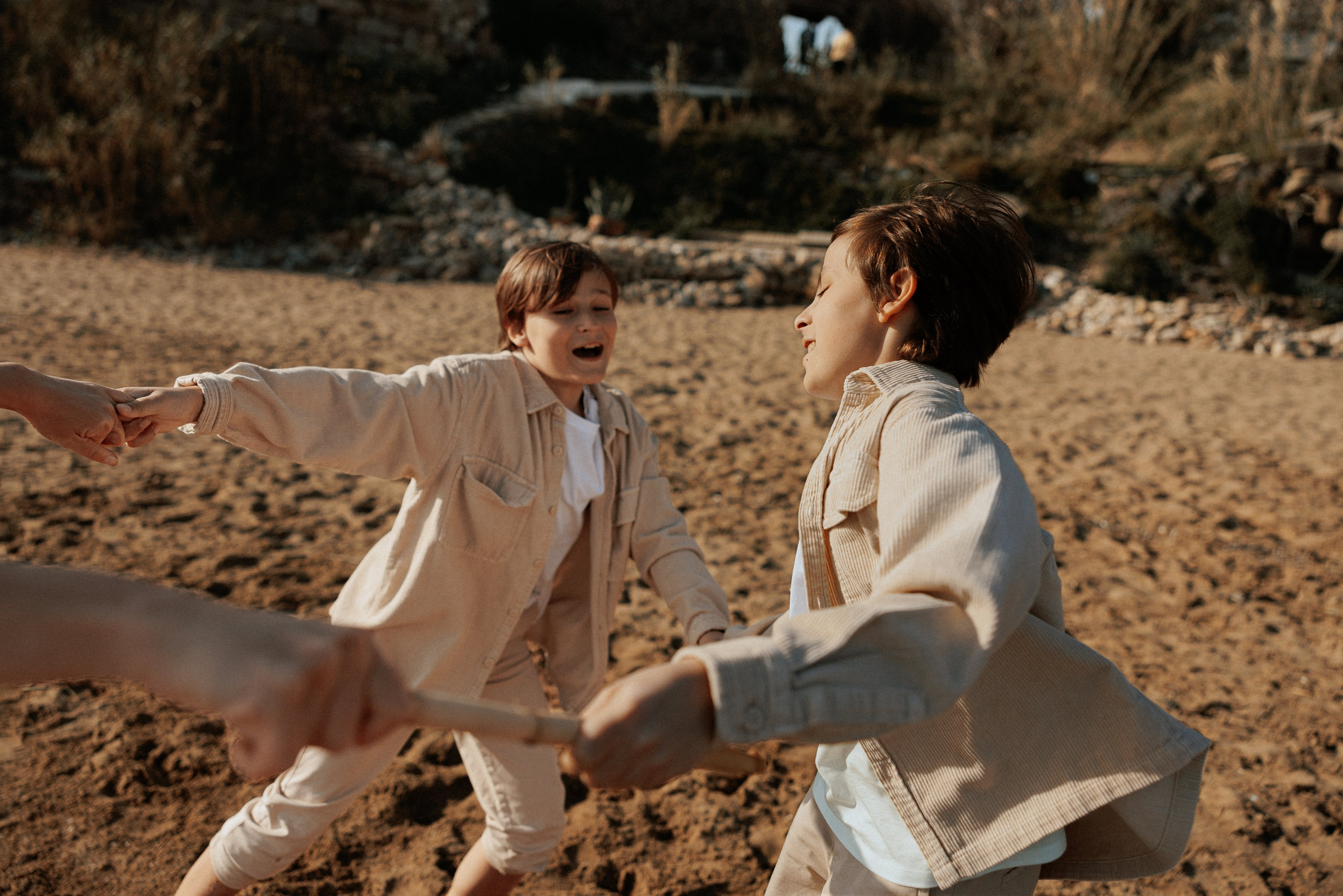 Family photo session on the beach in Vancouver BC Сanada. Twins. Ivan Skufinsky — wedding and family photographer in Vancouver