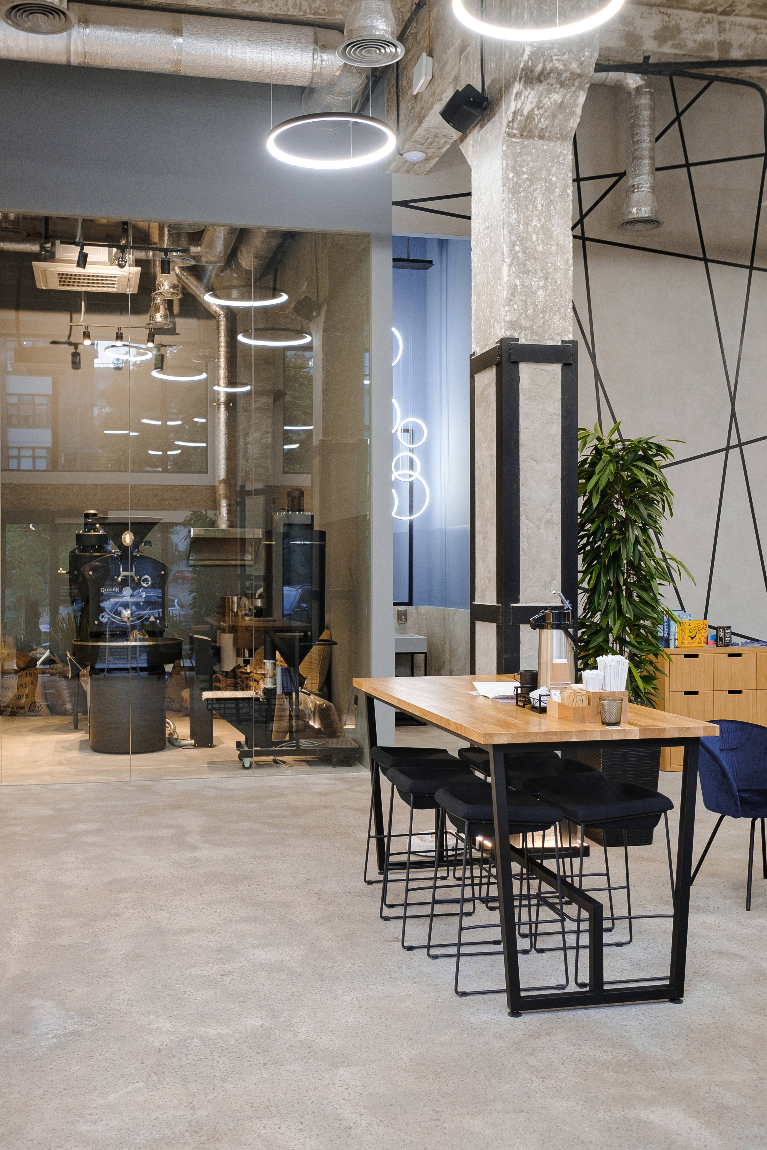 COFFEE HOUSE ТУТ БУДЕ. Ivan Skufinsky — wedding and family photographer in Vancouver