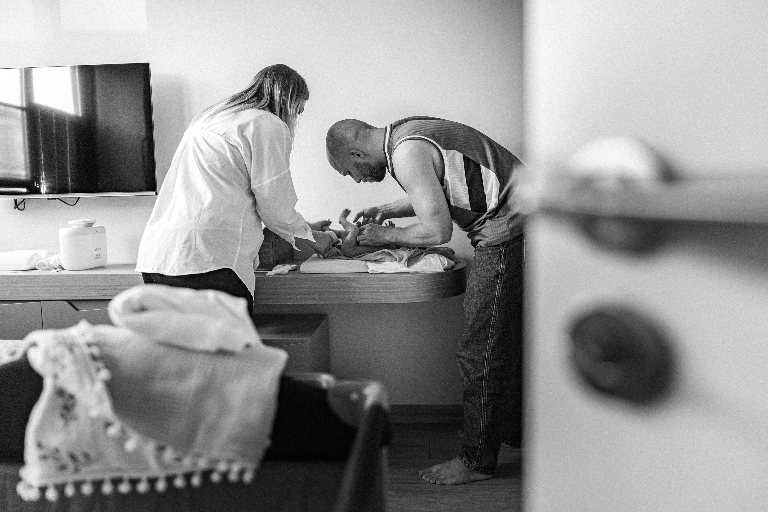 Family photo session at home. home family photo session with a newborn. Ivan Skufinsky — wedding and family photographer in Vancouver