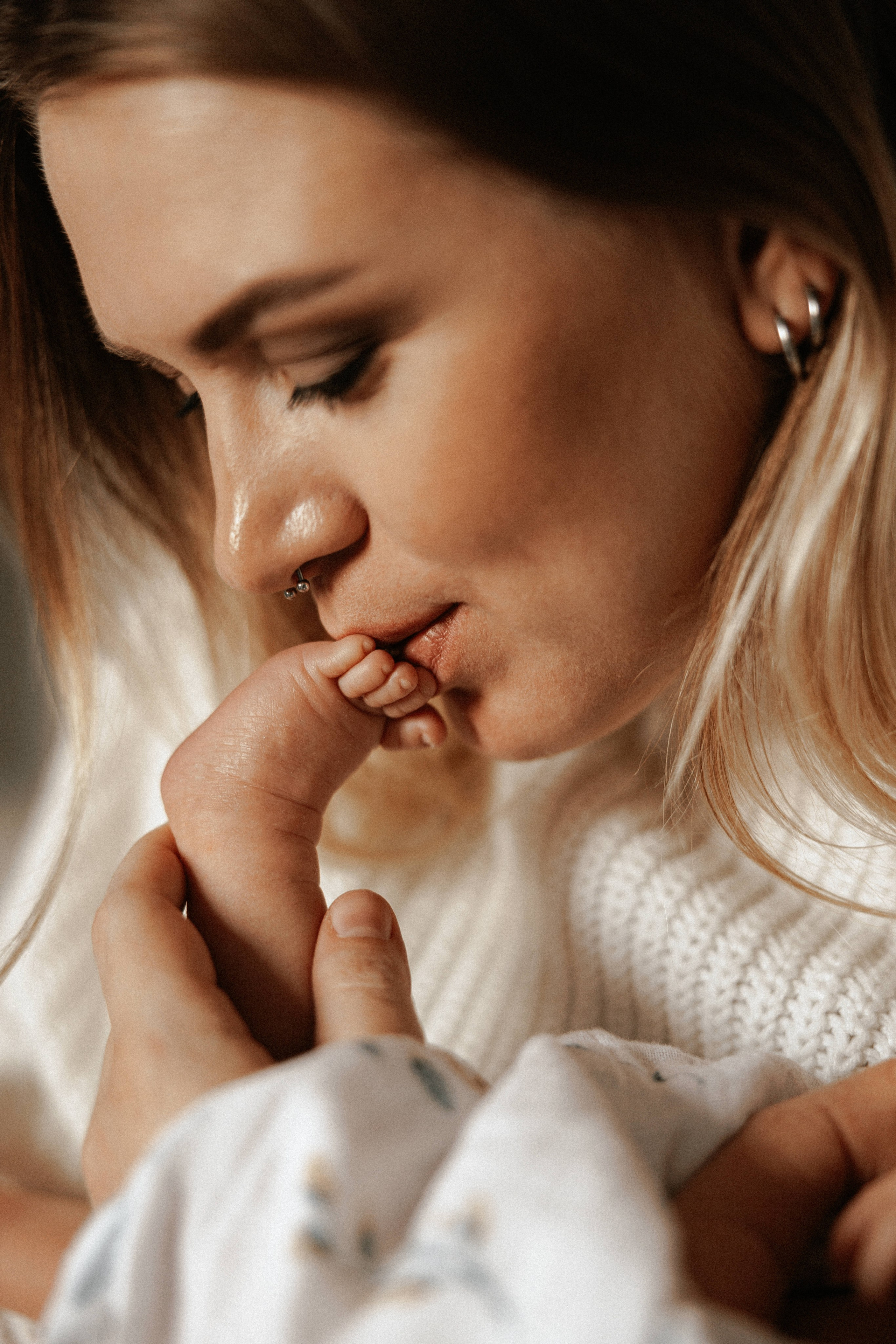 Family photo session at home. home family photo session with a newborn. Ivan Skufinsky — wedding and family photographer in Vancouver