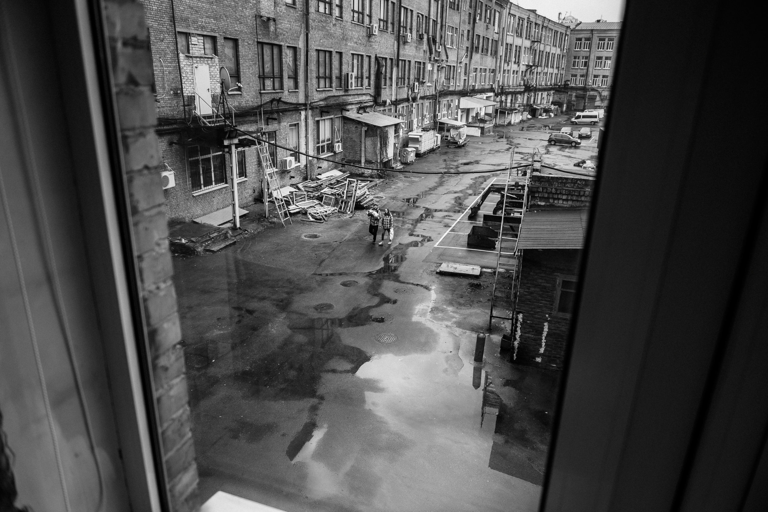 Pregnancy photo session in a photo studio with a dog. Ivan Skufinsky — wedding and family photographer in Vancouver