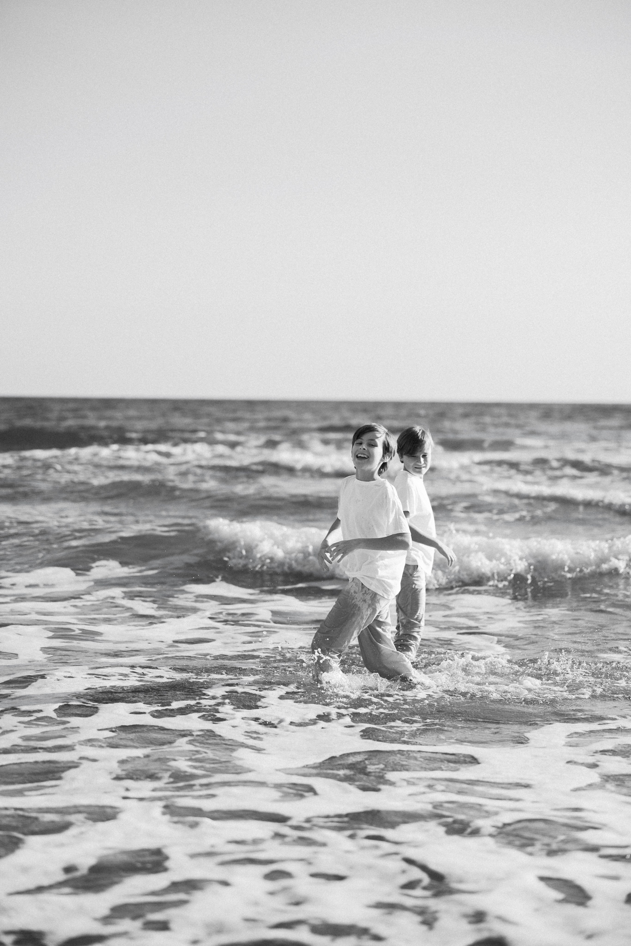 Family photo session on the beach in Vancouver BC Сanada. Twins. Ivan Skufinsky — wedding and family photographer in Vancouver