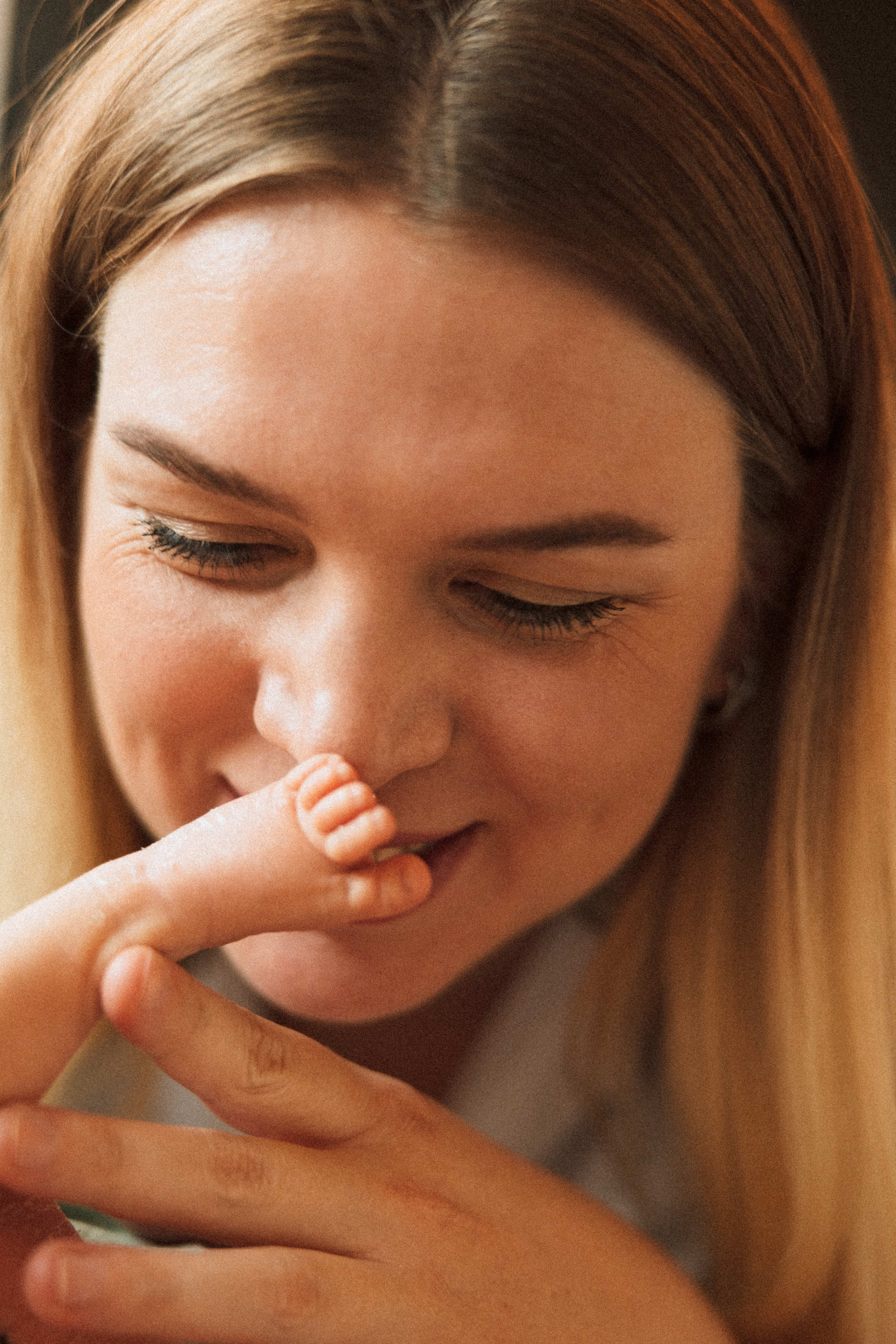Family photo session at home. home family photo session with a newborn. Ivan Skufinsky — wedding and family photographer in Vancouver