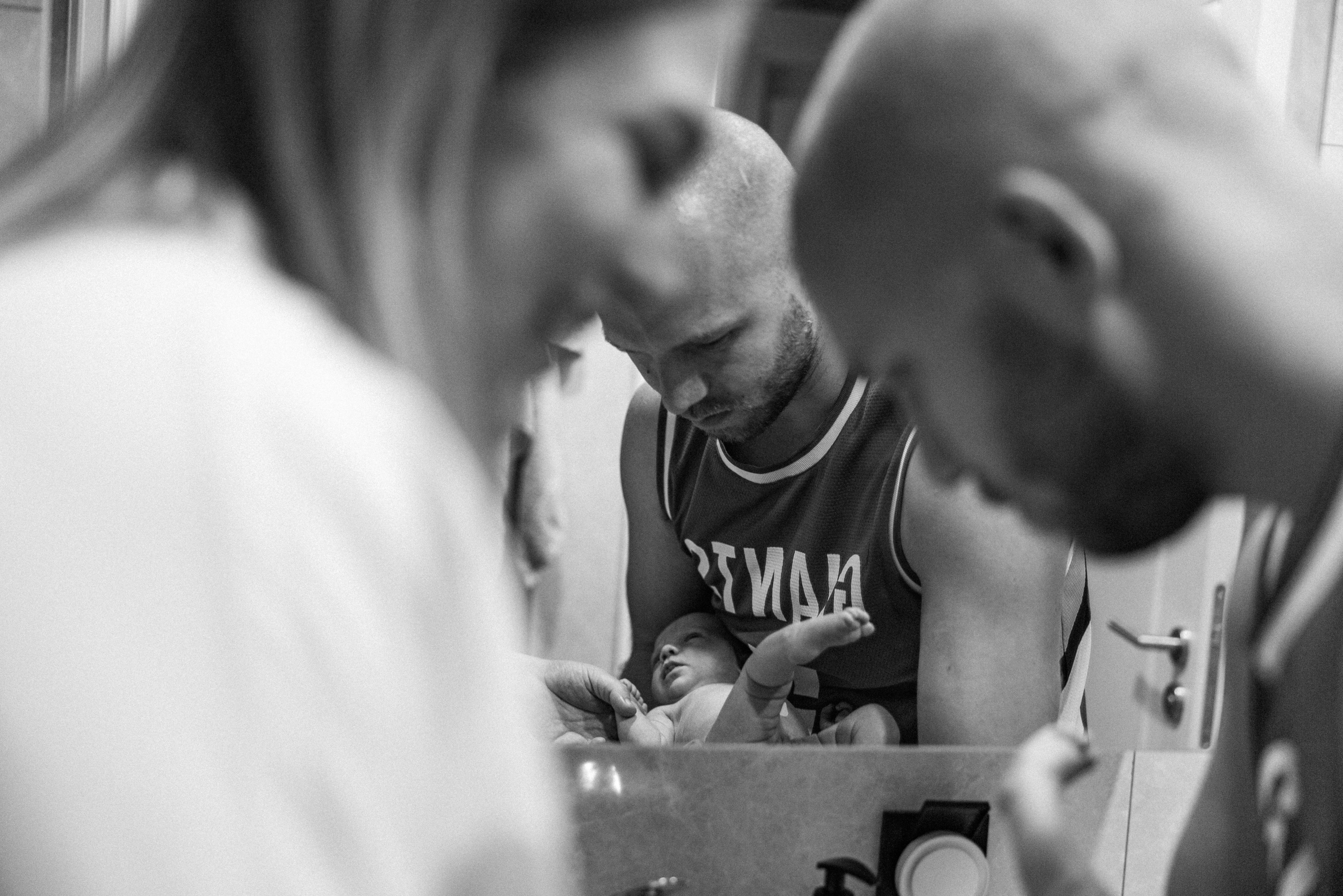 Family photo session at home. home family photo session with a newborn. Ivan Skufinsky — wedding and family photographer in Vancouver