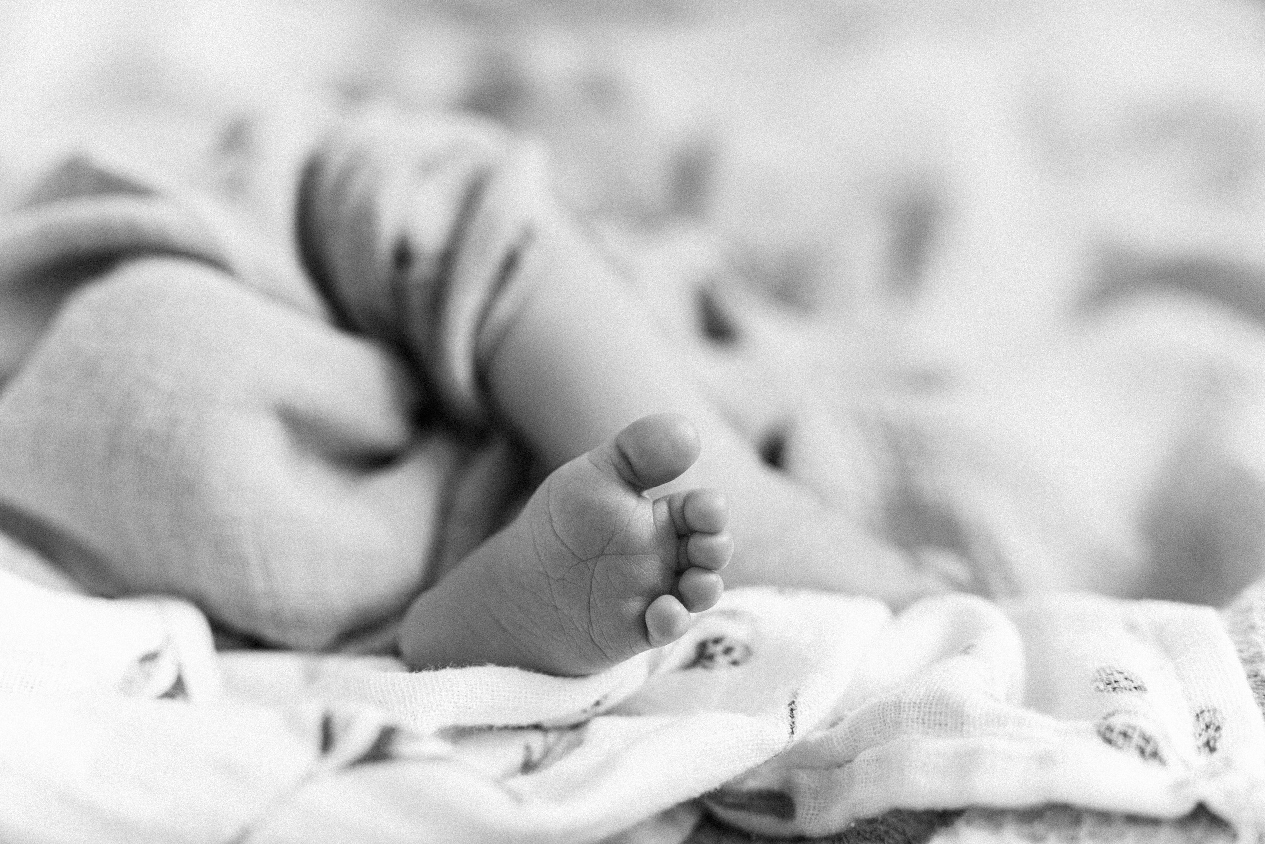 Family photo session at home. home family photo session with a newborn. Ivan Skufinsky — wedding and family photographer in Vancouver