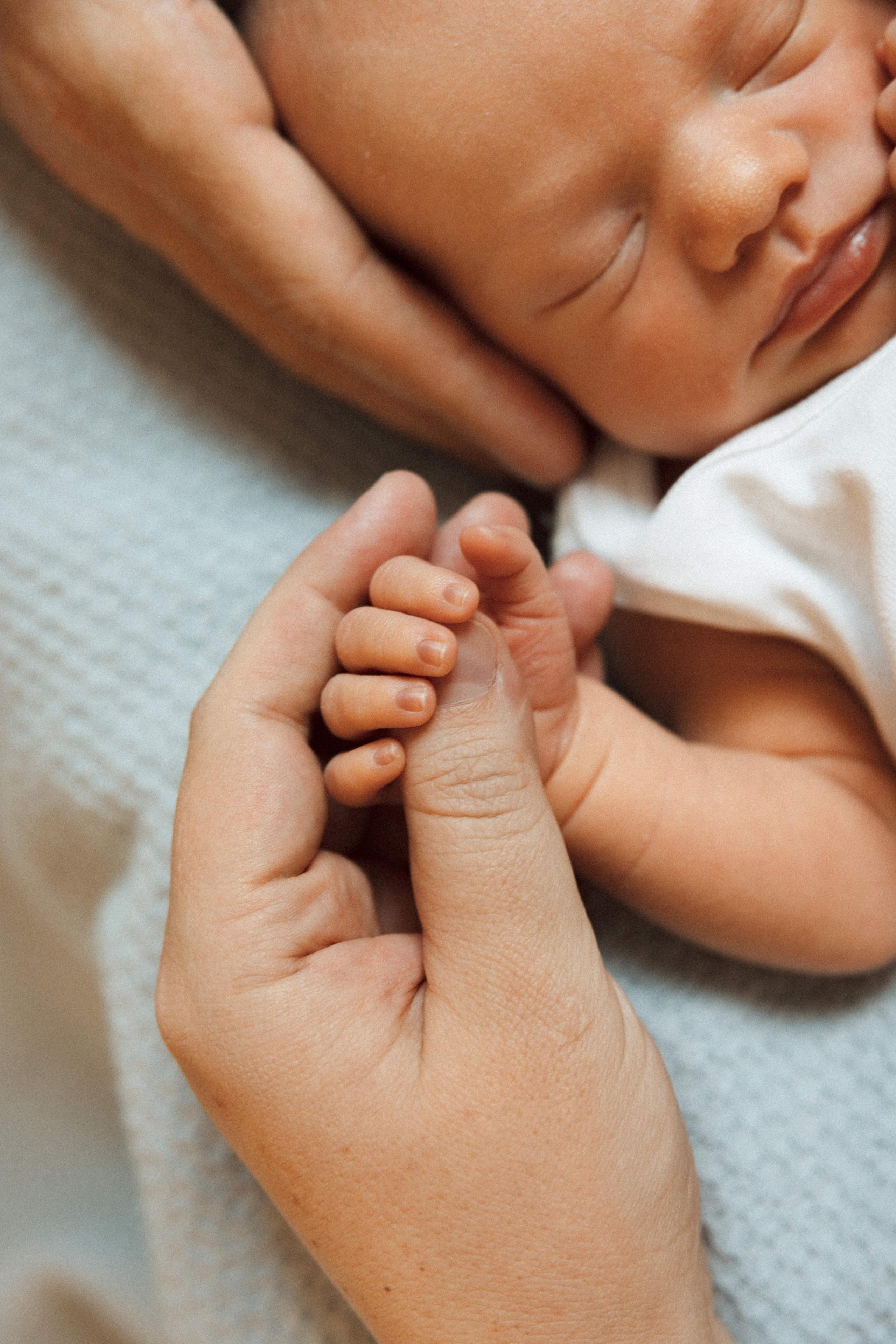 Family photo session at home. home family photo session with a newborn. Ivan Skufinsky — wedding and family photographer in Vancouver
