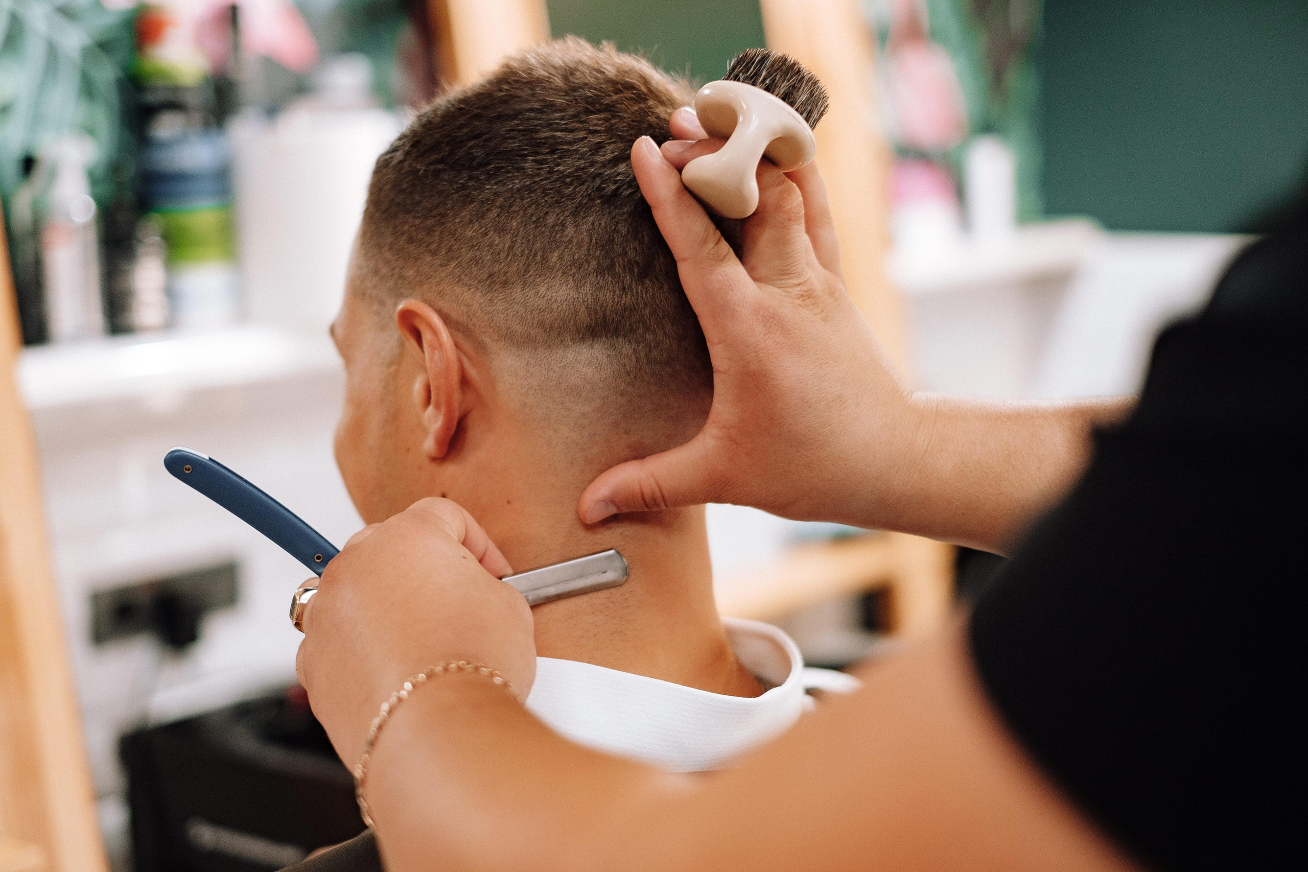 жених в барбершопе, сборы жениха