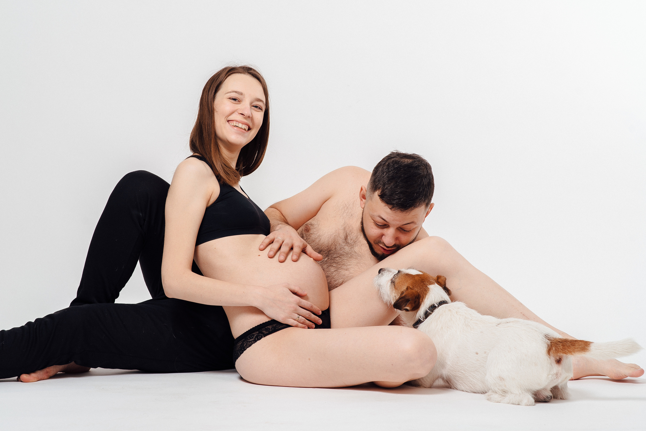 Pregnancy photo session in a photo studio with a dog. Ivan Skufinsky — wedding and family photographer in Vancouver