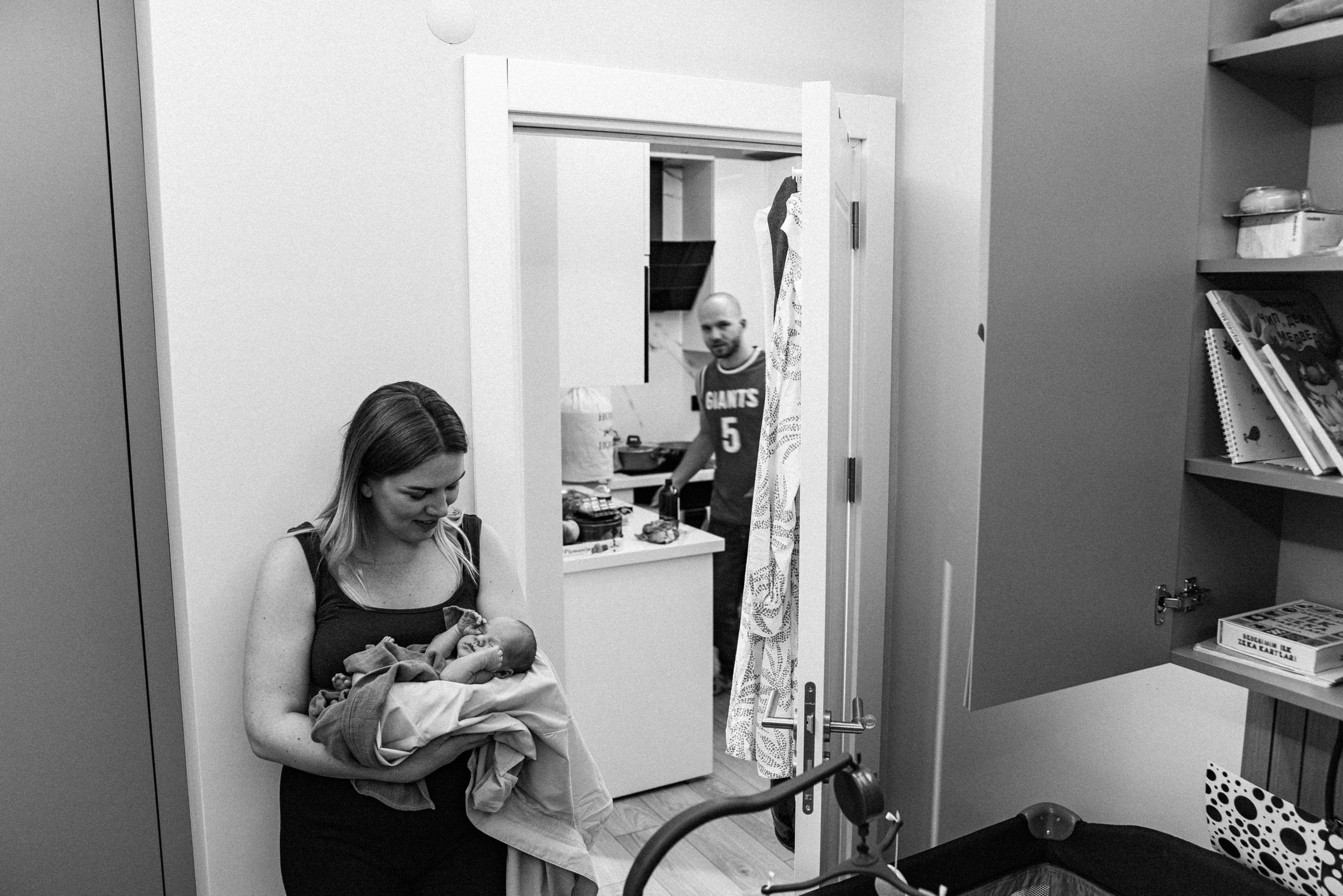 Family photo session at home. home family photo session with a newborn. Ivan Skufinsky — wedding and family photographer in Vancouver