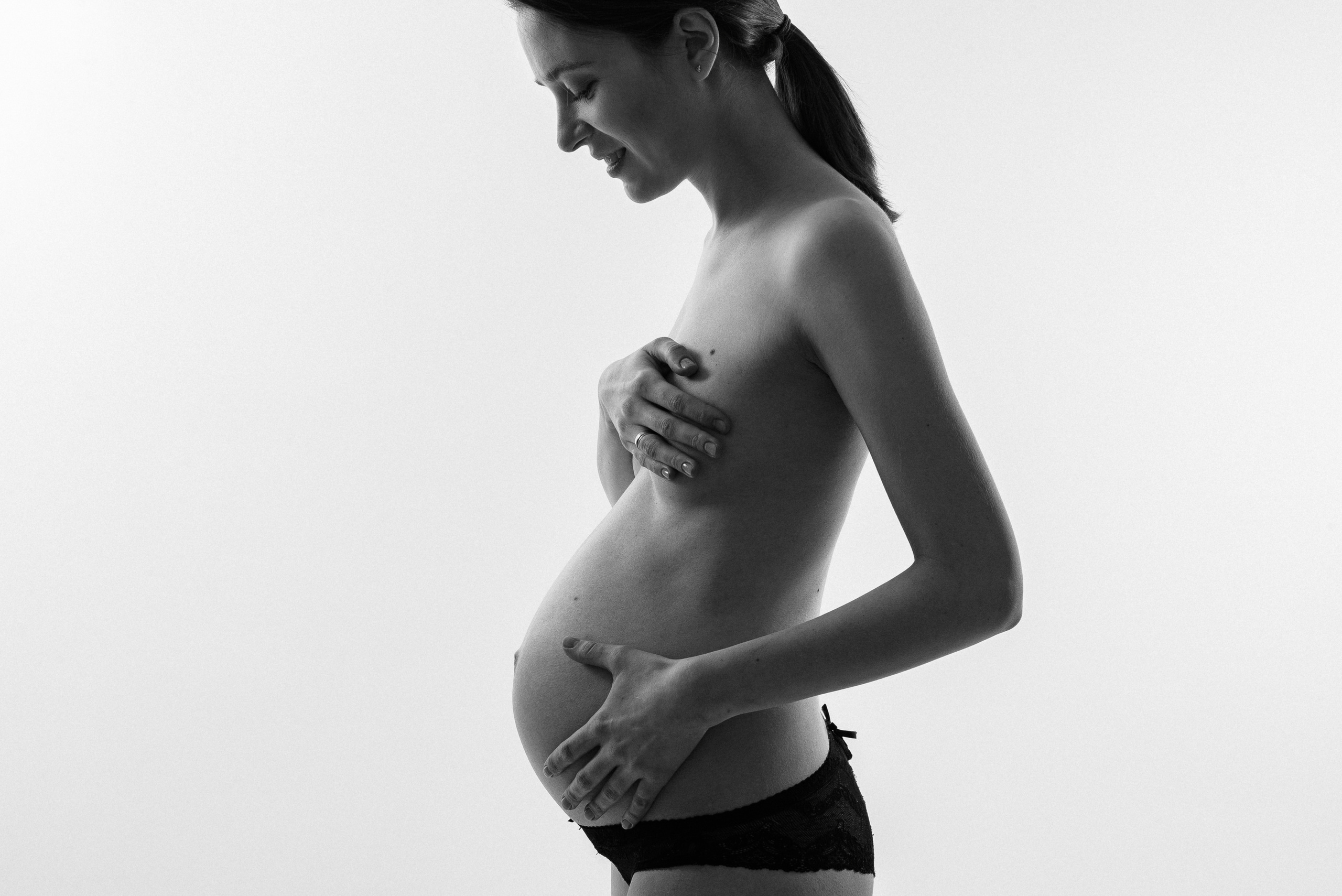 Pregnancy photo session in a photo studio with a dog. Ivan Skufinsky — wedding and family photographer in Vancouver