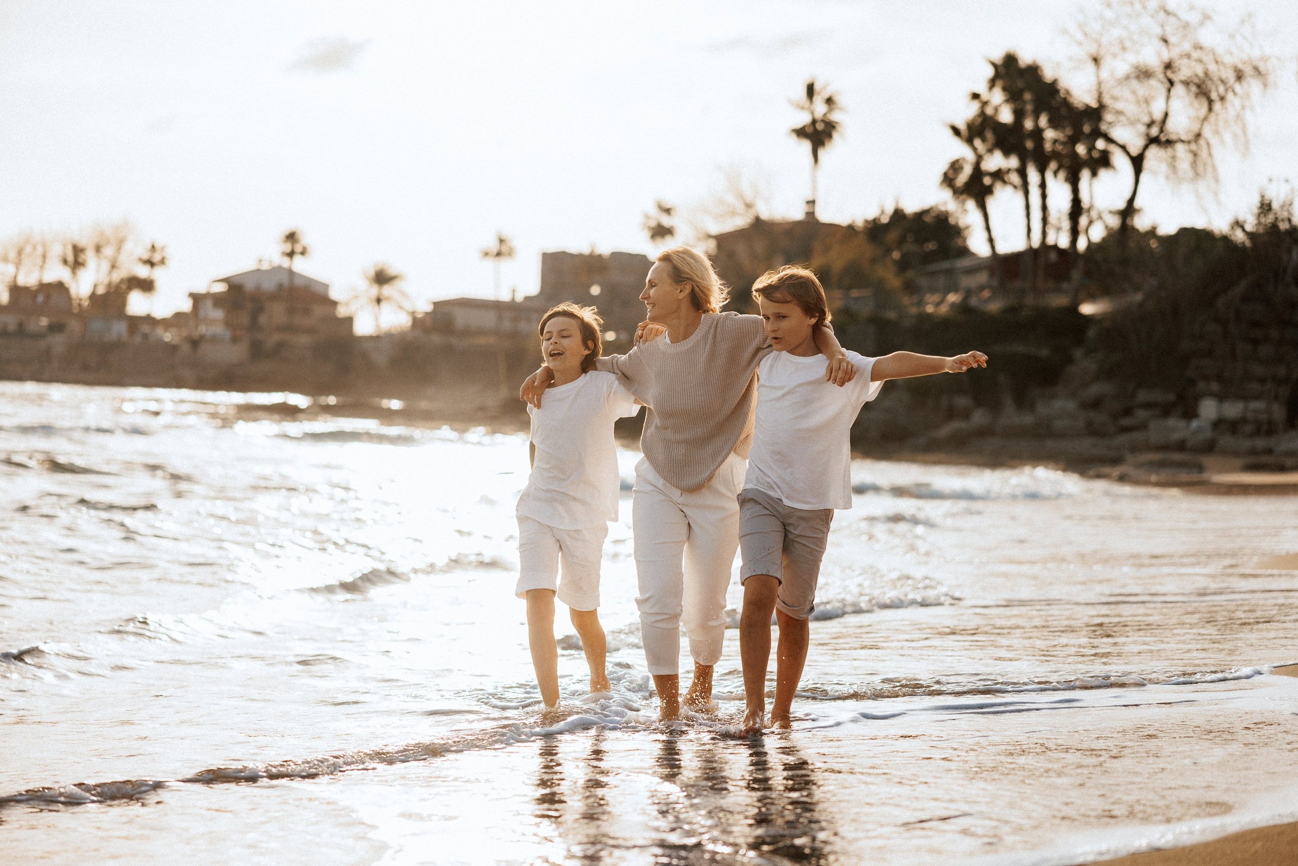 Family photo session on the beach in Vancouver BC Сanada. Twins. Ivan Skufinsky — wedding and family photographer in Vancouver