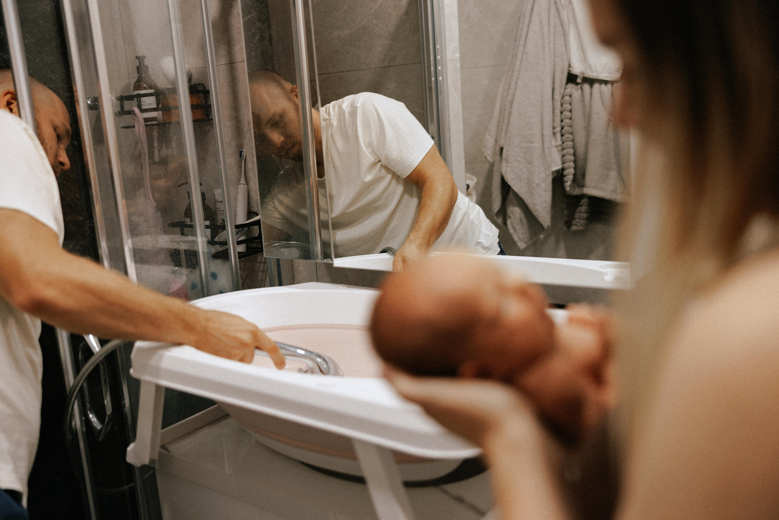 Family photo session at home. home family photo session with a newborn. Ivan Skufinsky — wedding and family photographer in Vancouver