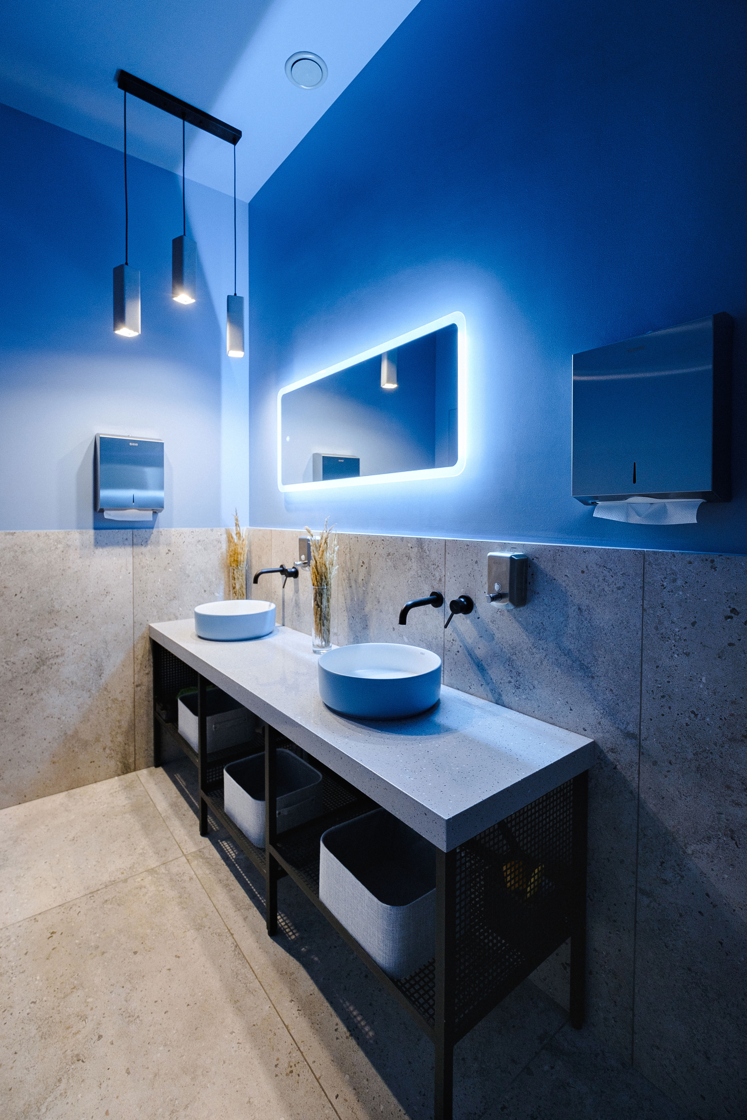 COFFEE HOUSE ТУТ БУДЕ. Ivan Skufinsky — wedding and family photographer in Vancouver