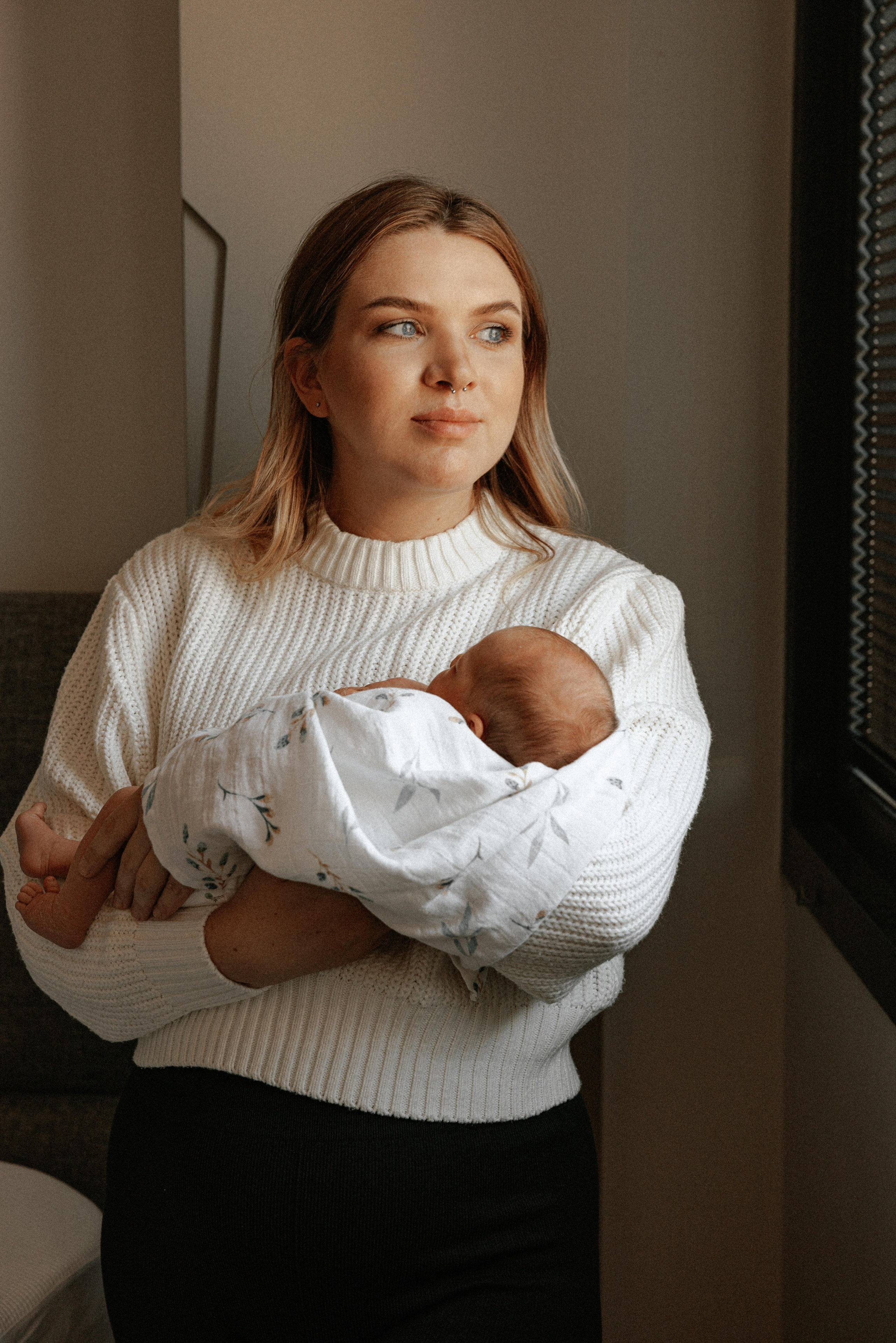 Family photo session at home. home family photo session with a newborn. Ivan Skufinsky — wedding and family photographer in Vancouver