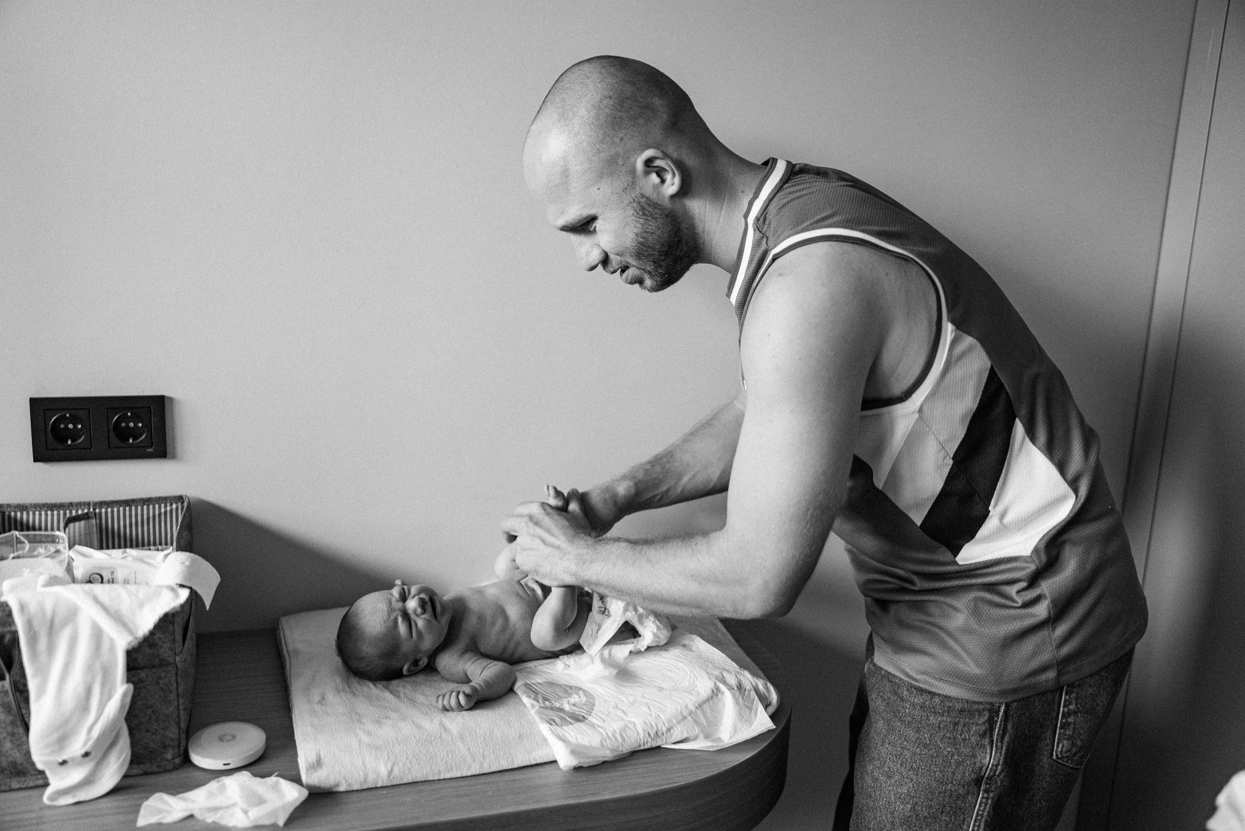 Family photo session at home. home family photo session with a newborn. Ivan Skufinsky — wedding and family photographer in Vancouver