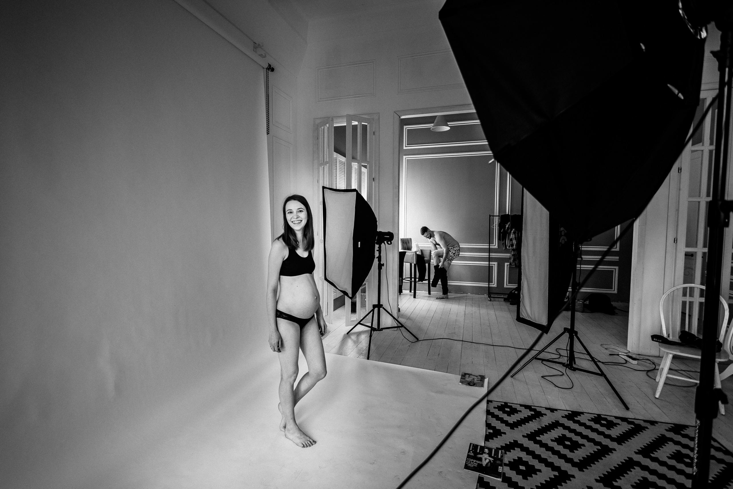 Pregnancy photo session in a photo studio with a dog. Ivan Skufinsky — wedding and family photographer in Vancouver