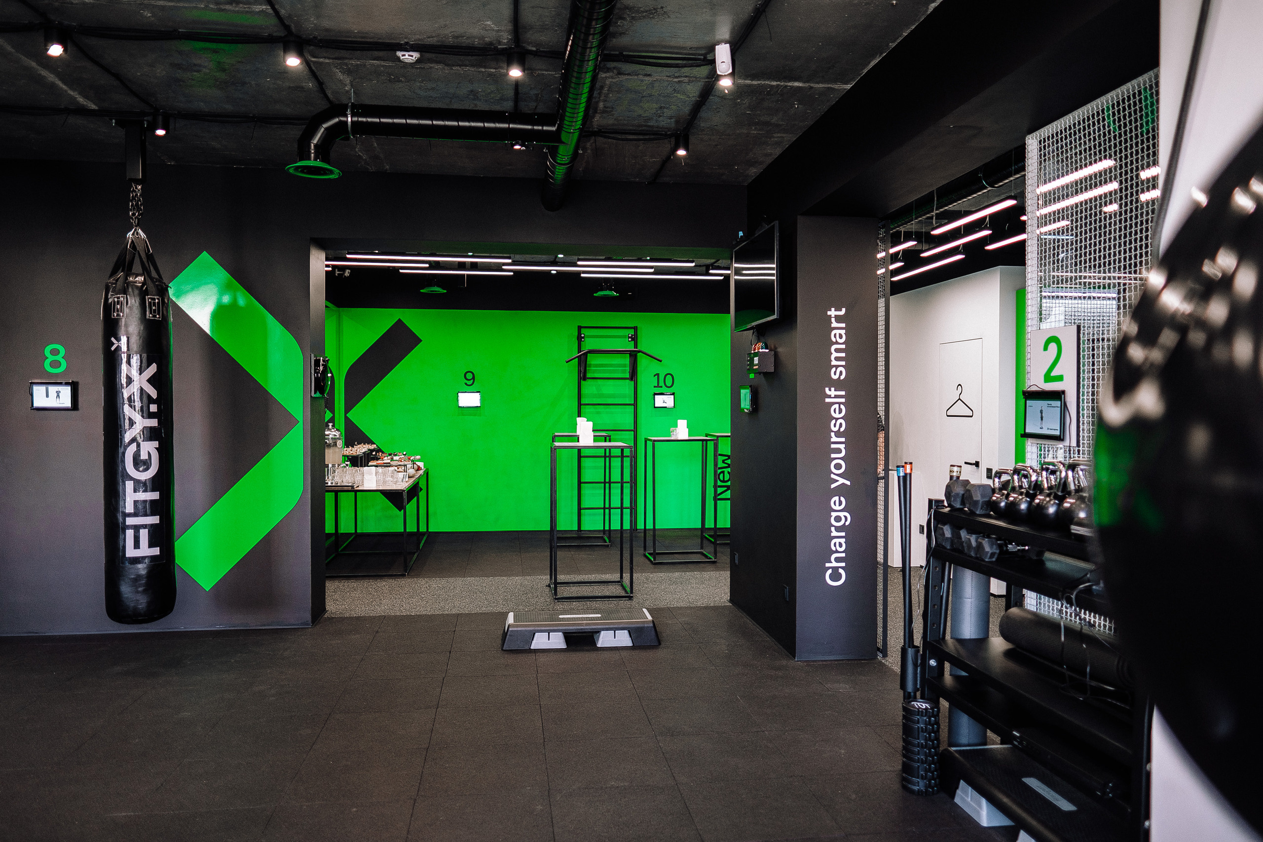 FitgyX контент 1 интерьер. Ivan Skufinsky — wedding and family photographer in Vancouver