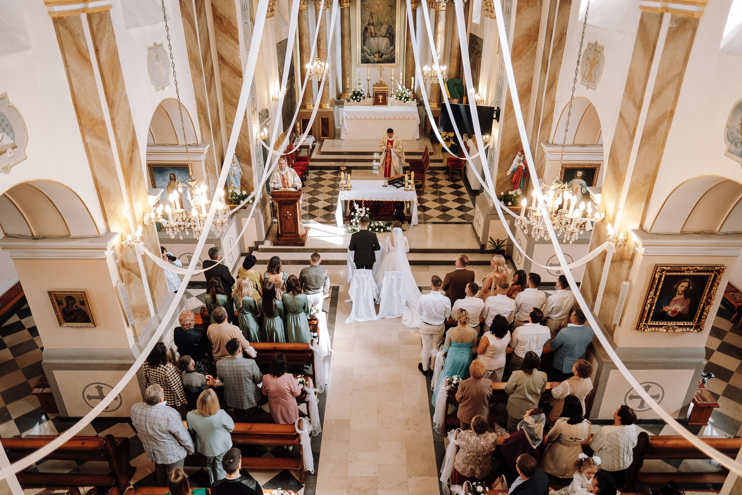 вид сверху на церемонию венчания