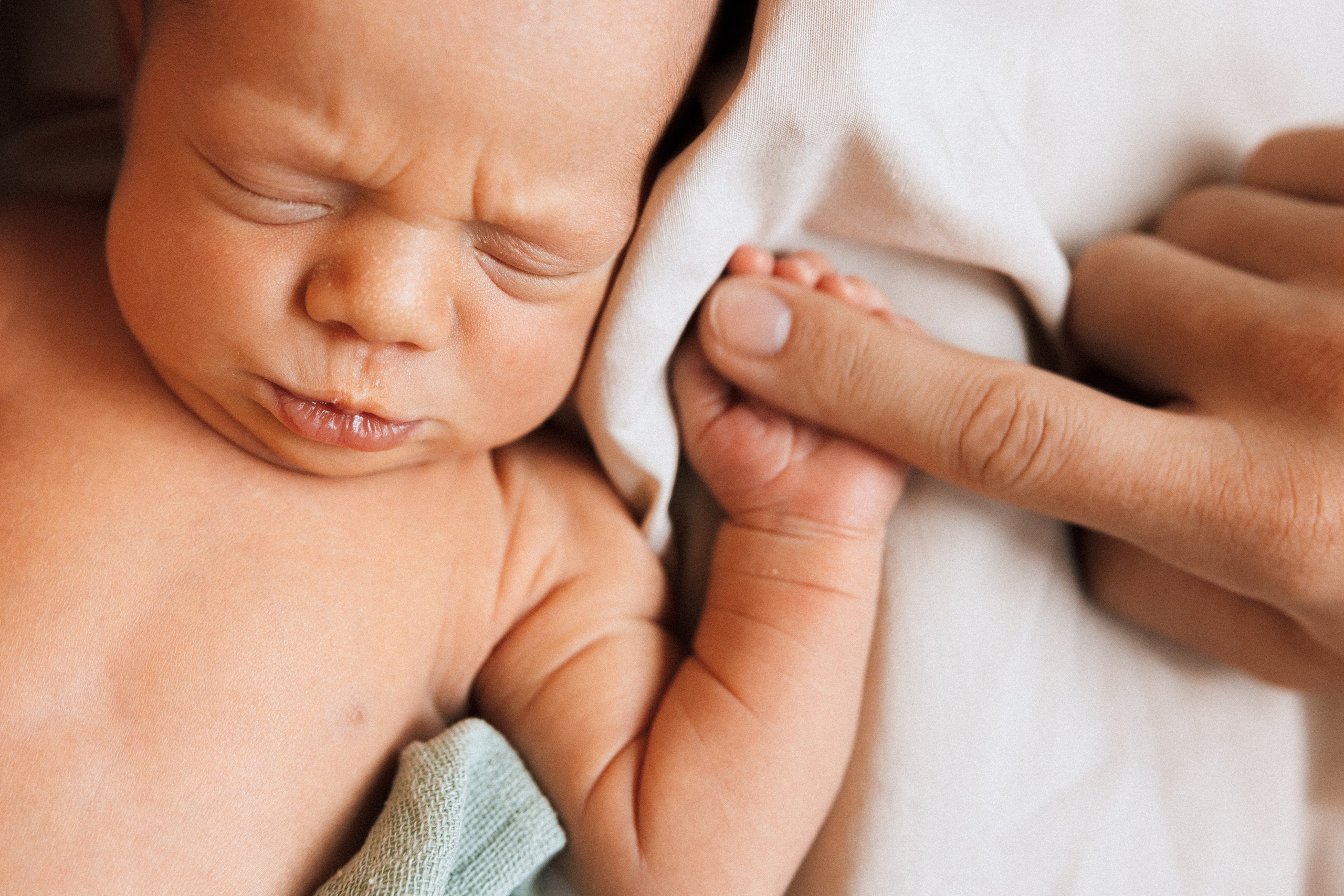 Family photo session at home. home family photo session with a newborn. Ivan Skufinsky — wedding and family photographer in Vancouver