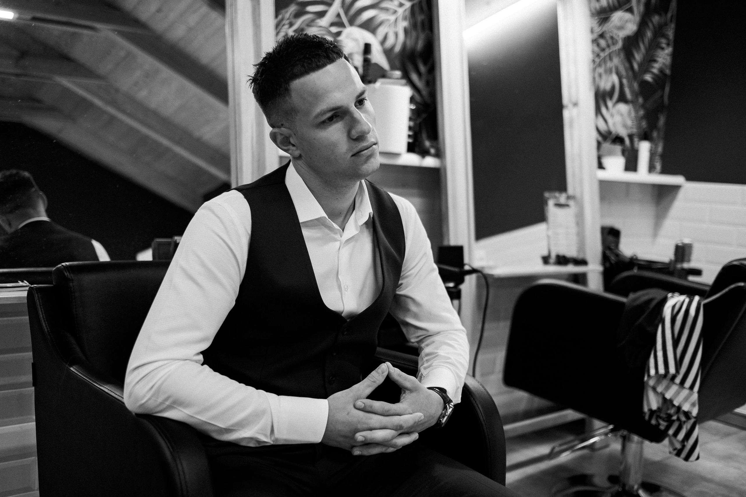 жених в барбершопе, сборы жениха в барбершопе