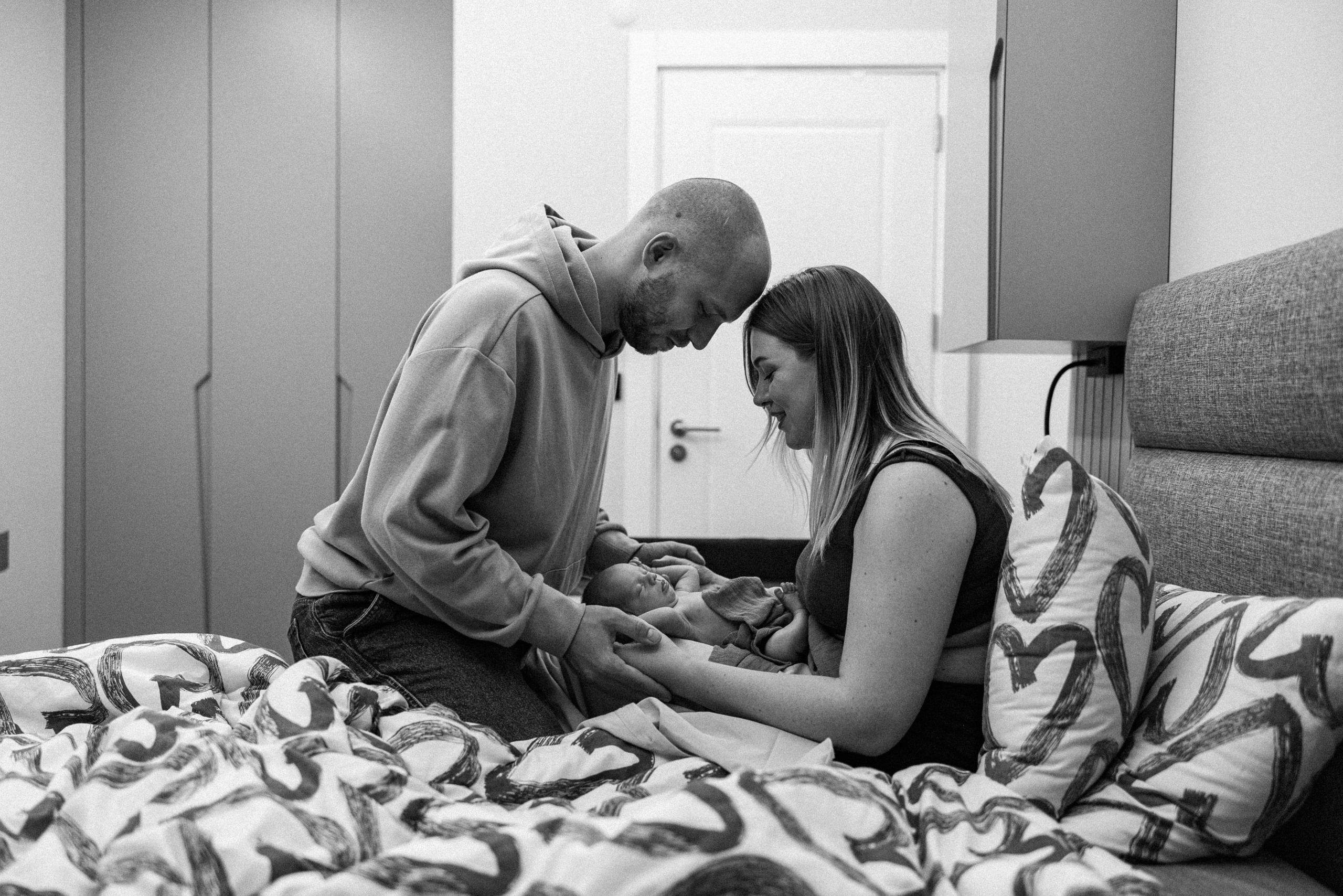 Family photo session at home. home family photo session with a newborn. Ivan Skufinsky — wedding and family photographer in Vancouver