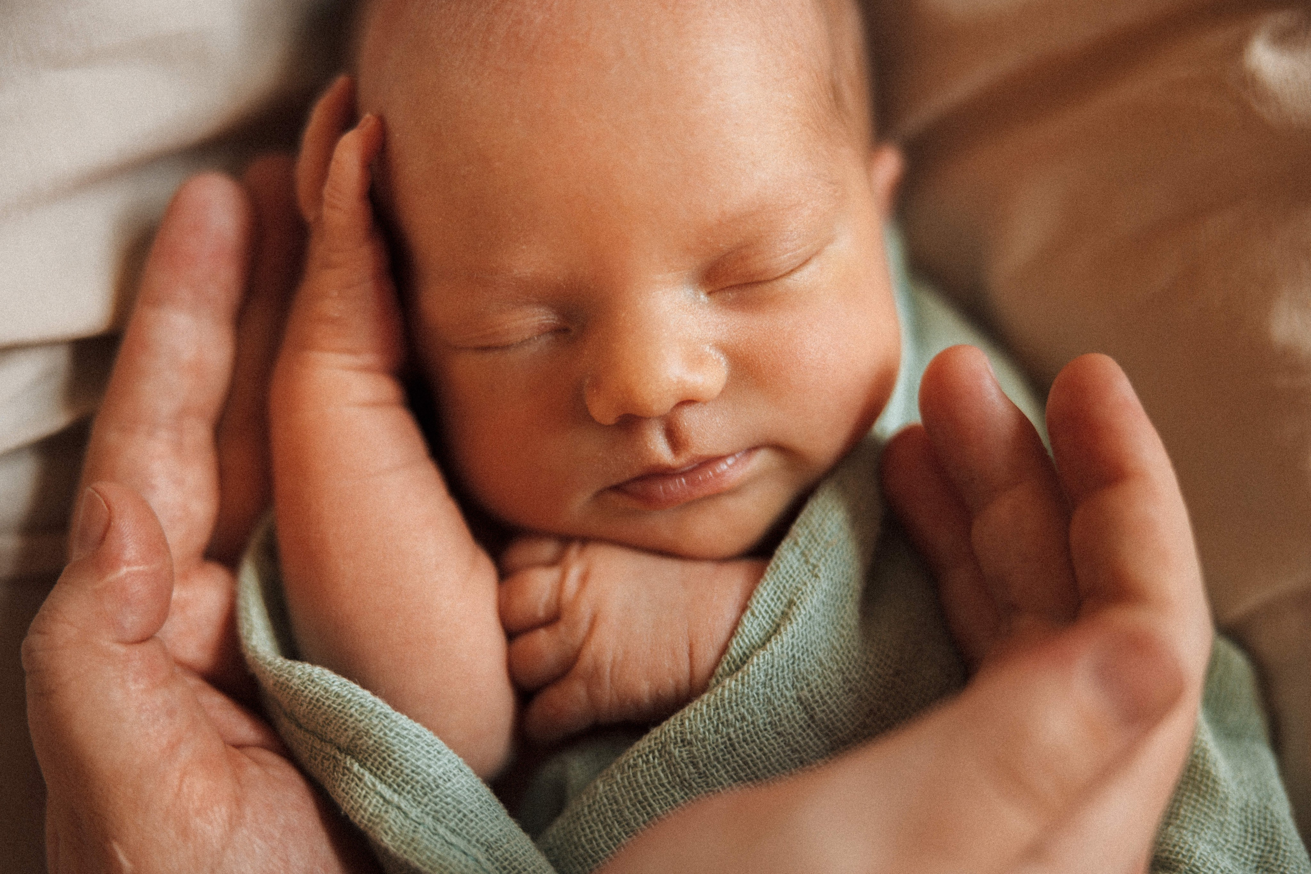 Family photo session at home. home family photo session with a newborn. Ivan Skufinsky — wedding and family photographer in Vancouver
