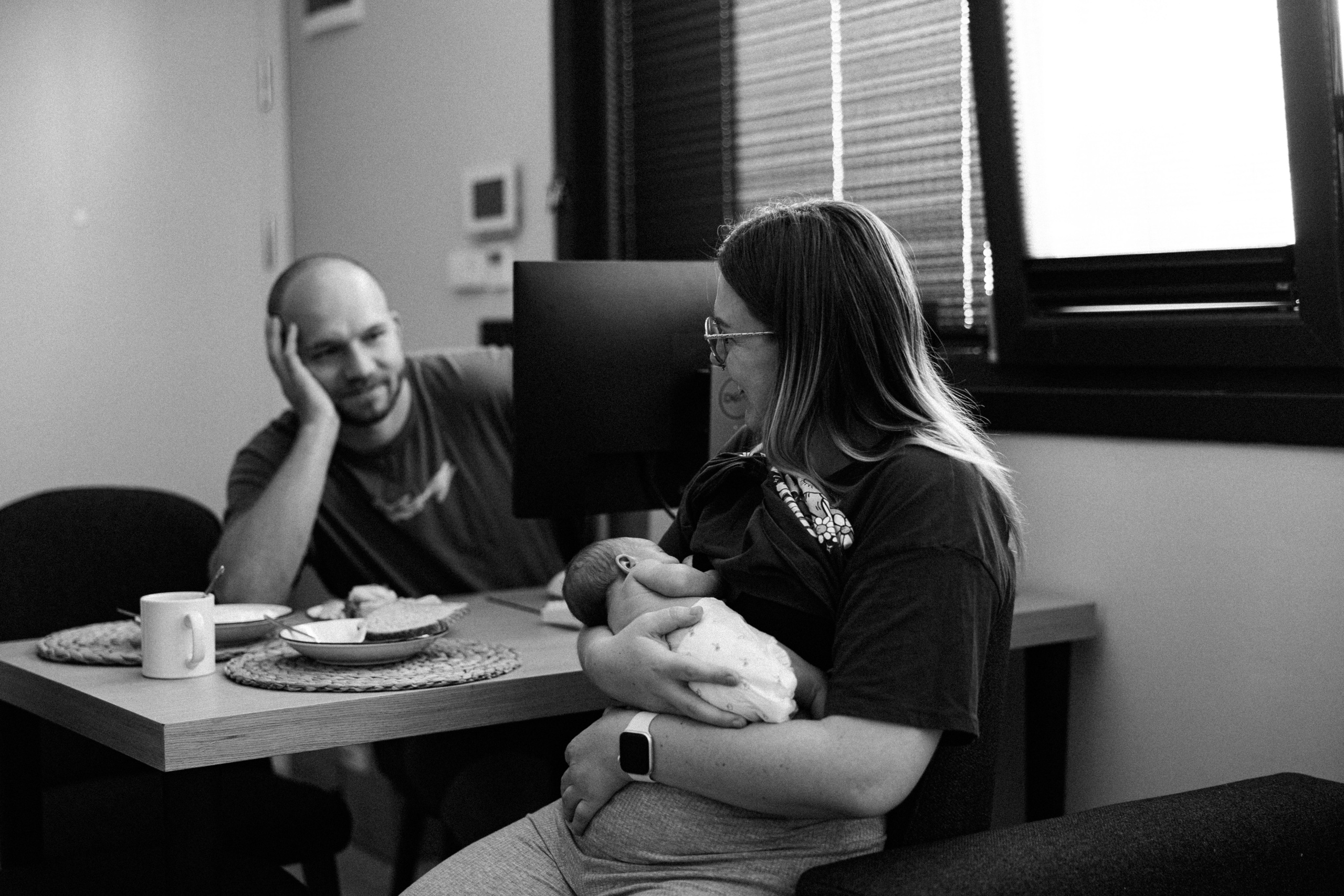 Family photo session at home. home family photo session with a newborn. Ivan Skufinsky — wedding and family photographer in Vancouver