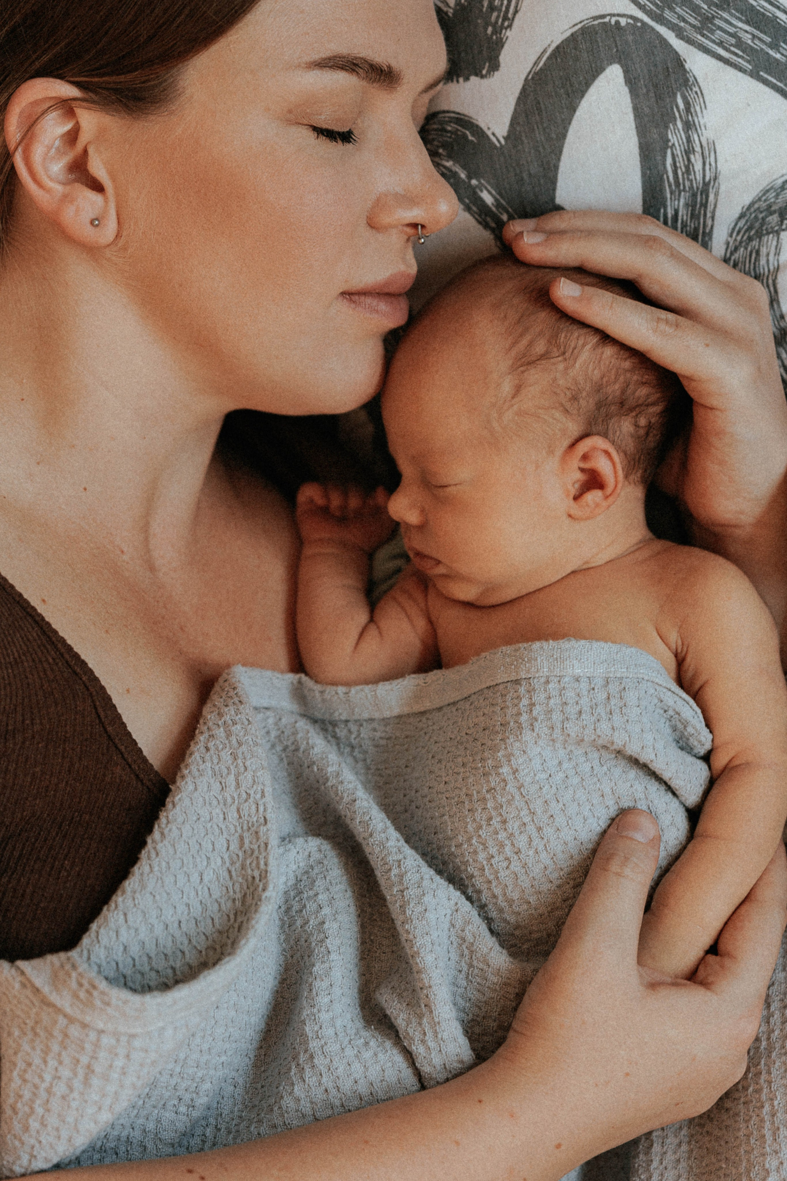 Family photo session at home. home family photo session with a newborn. Ivan Skufinsky — wedding and family photographer in Vancouver