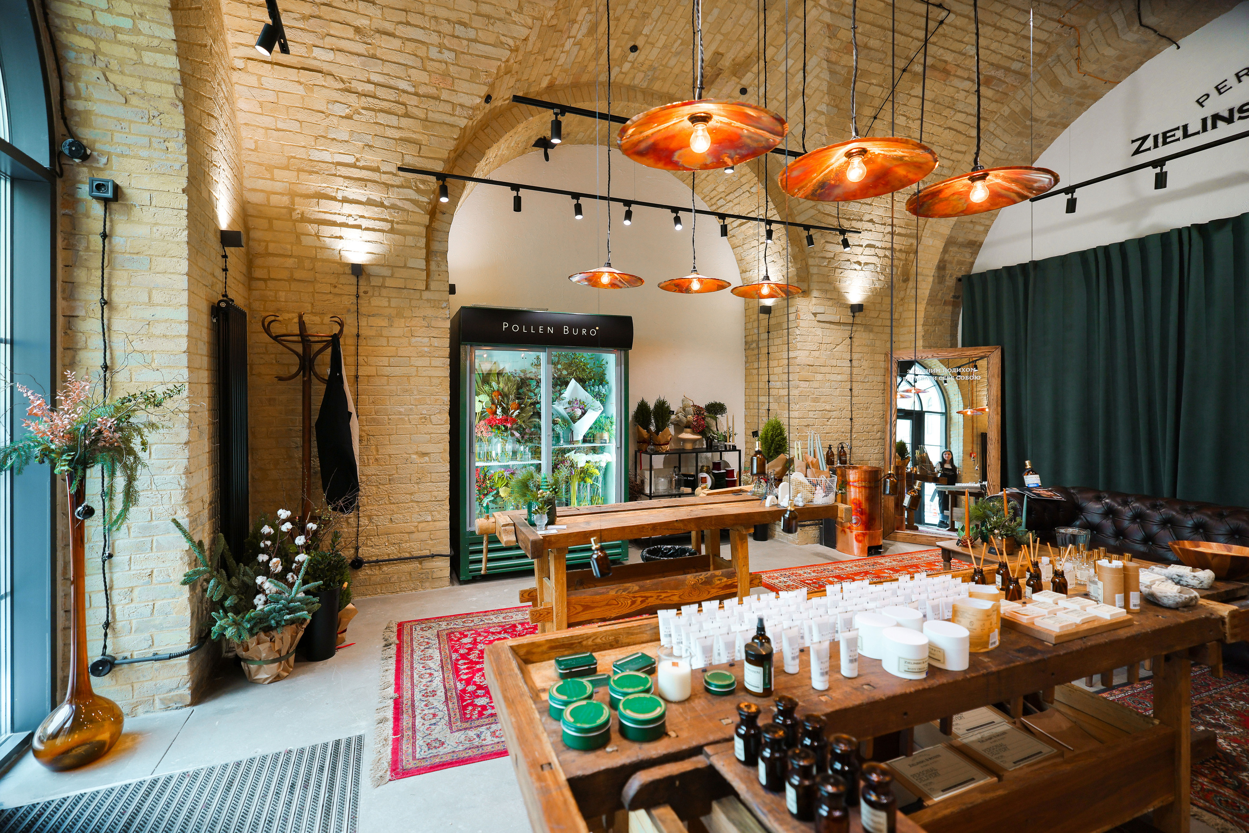 PERFUMERIE ZIELINSKI & ROZEN. Ivan Skufinsky — wedding and family photographer in Vancouver