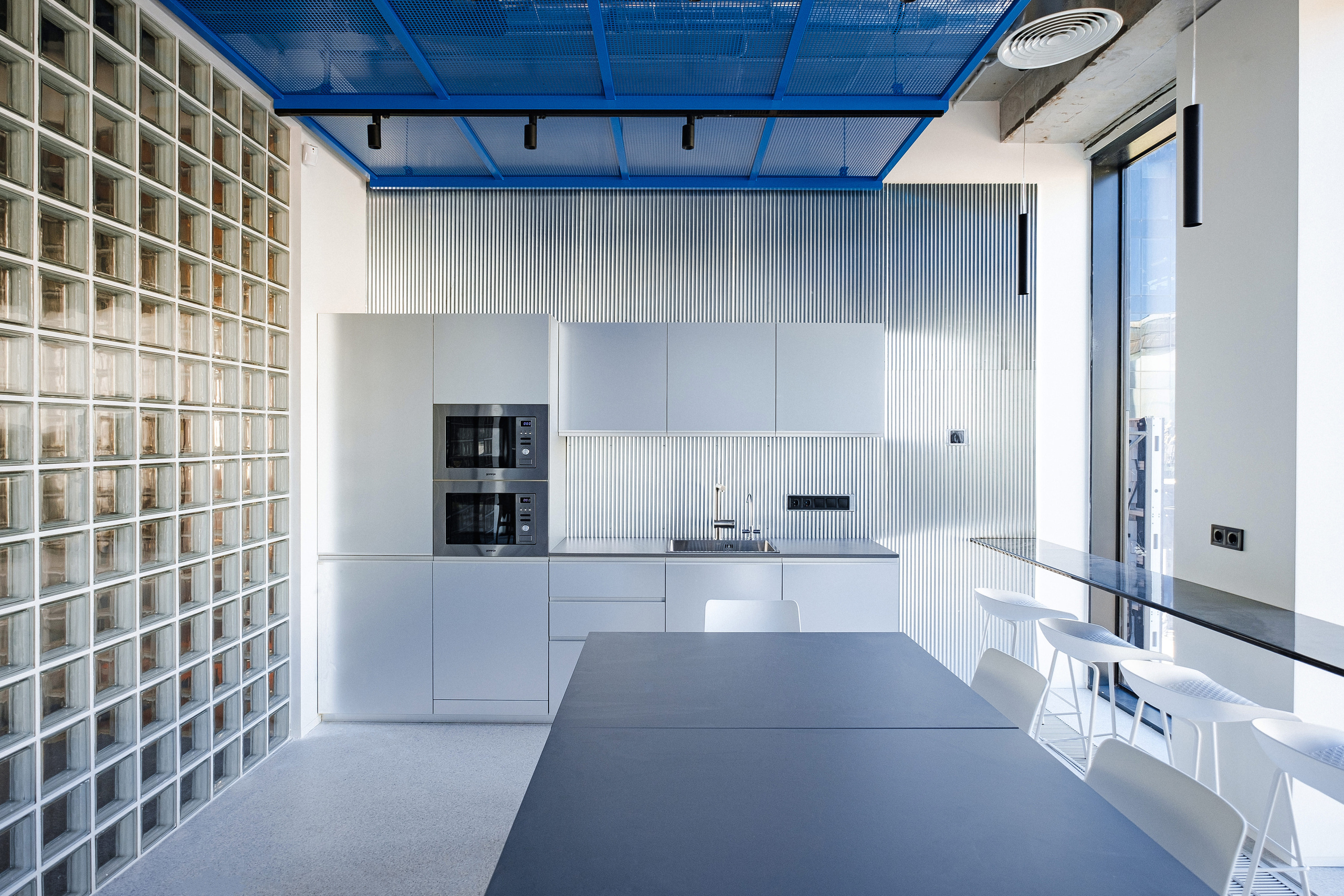 кухня в современном стиле в офисе