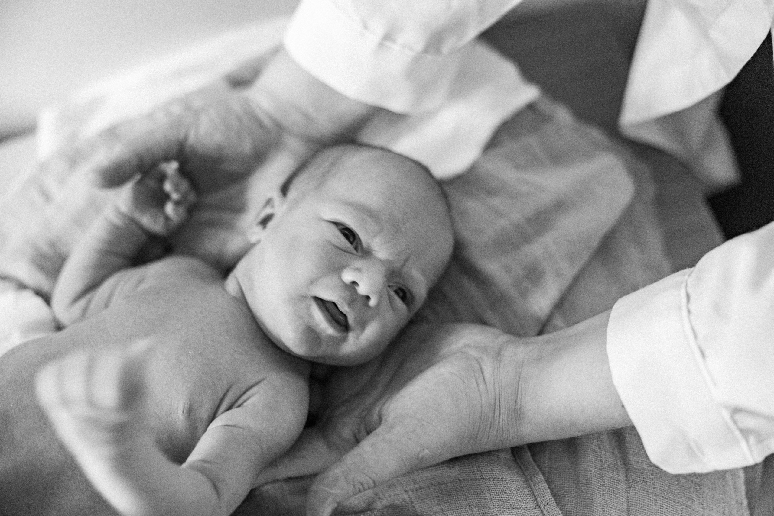 Family photo session at home. home family photo session with a newborn. Ivan Skufinsky — wedding and family photographer in Vancouver