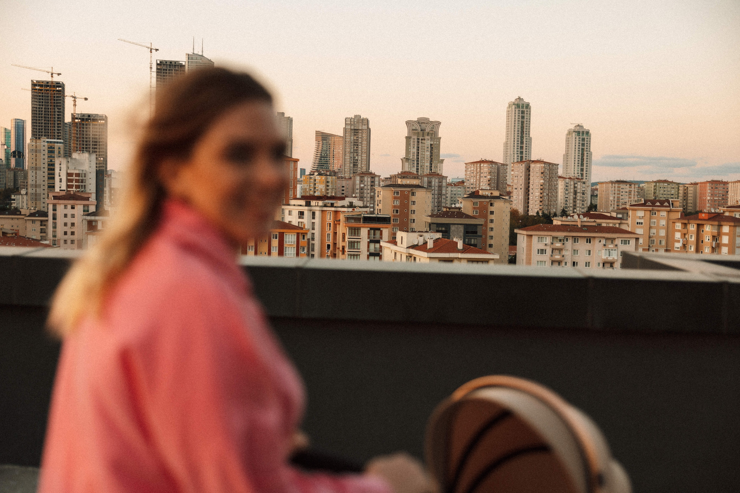 Family photo session at home. home family photo session with a newborn. Ivan Skufinsky — wedding and family photographer in Vancouver