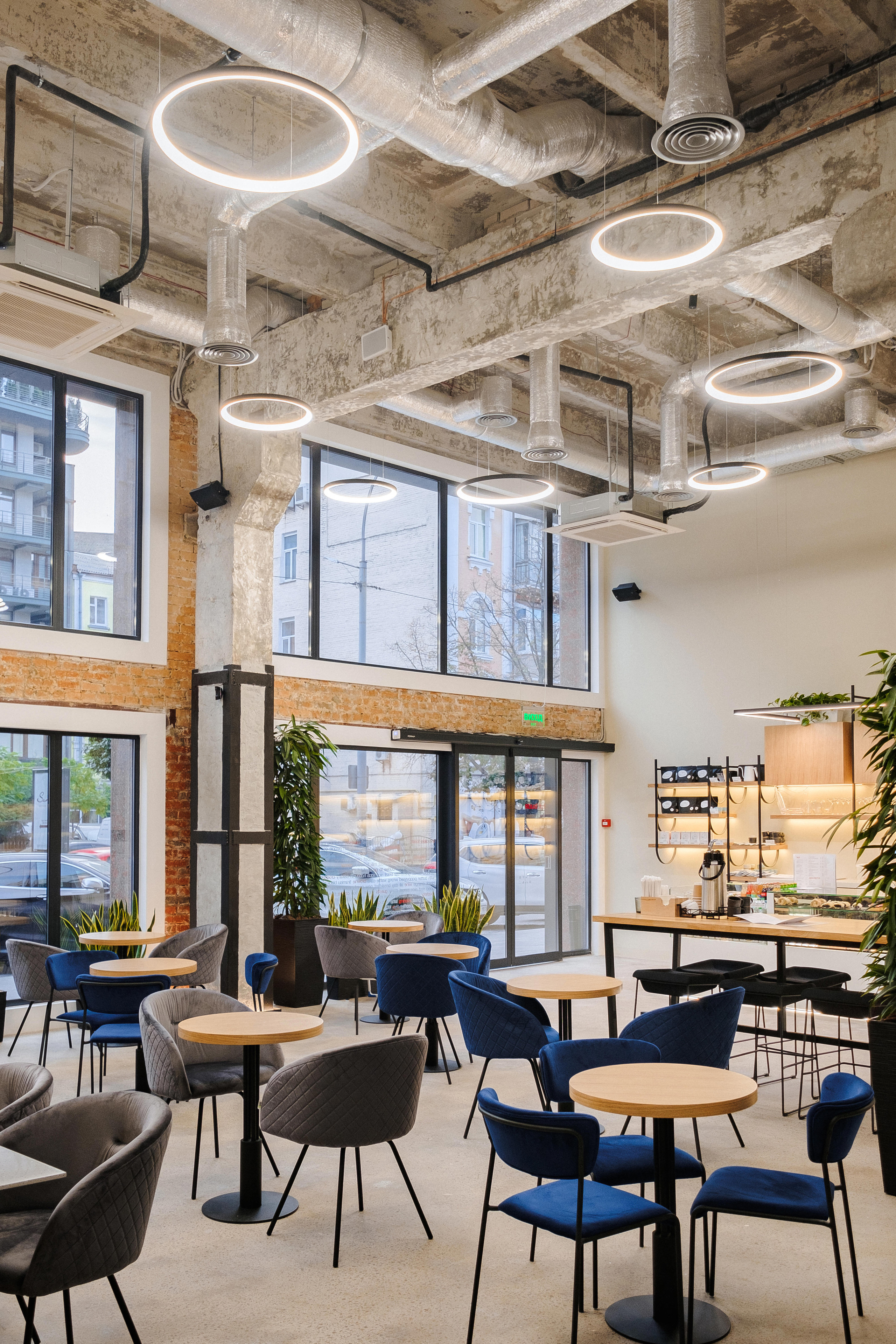 COFFEE HOUSE ТУТ БУДЕ. Ivan Skufinsky — wedding and family photographer in Vancouver