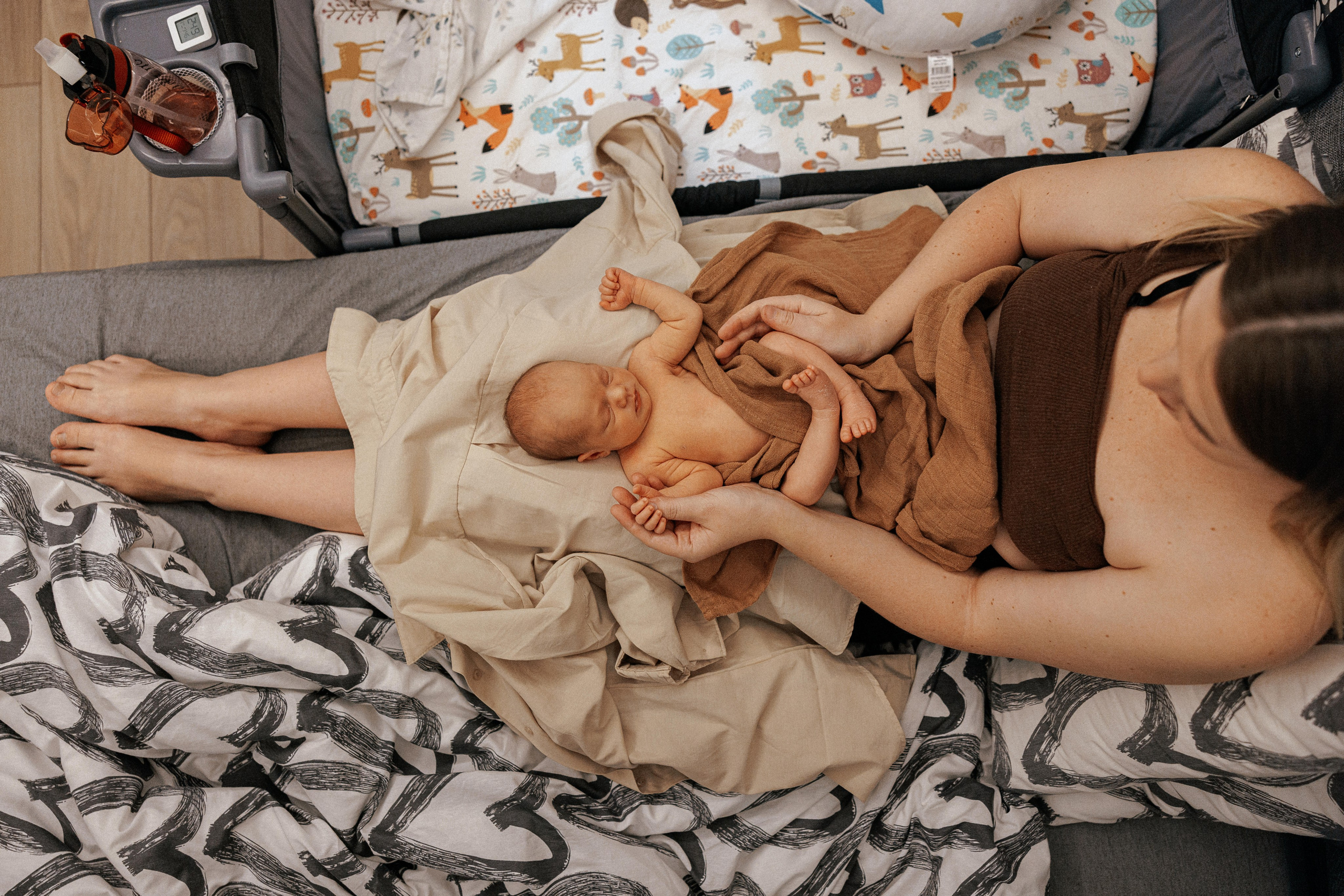 Family photo session at home. home family photo session with a newborn. Ivan Skufinsky — wedding and family photographer in Vancouver