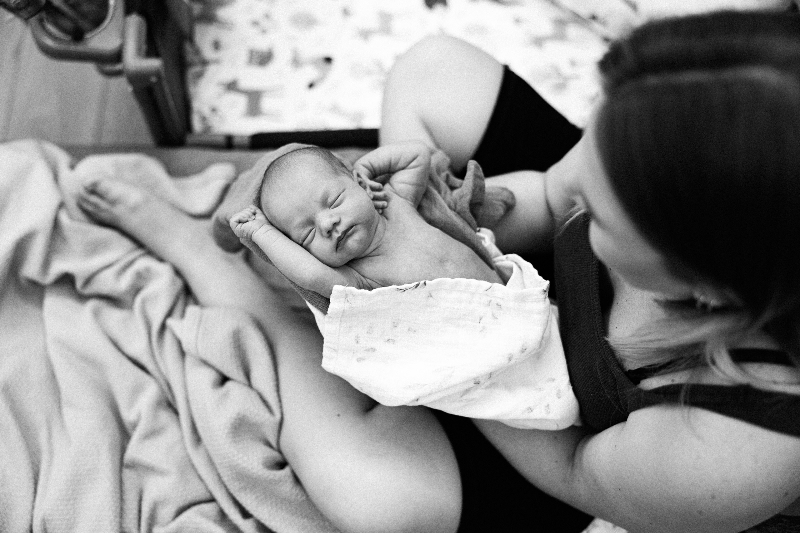 Family photo session at home. home family photo session with a newborn. Ivan Skufinsky — wedding and family photographer in Vancouver