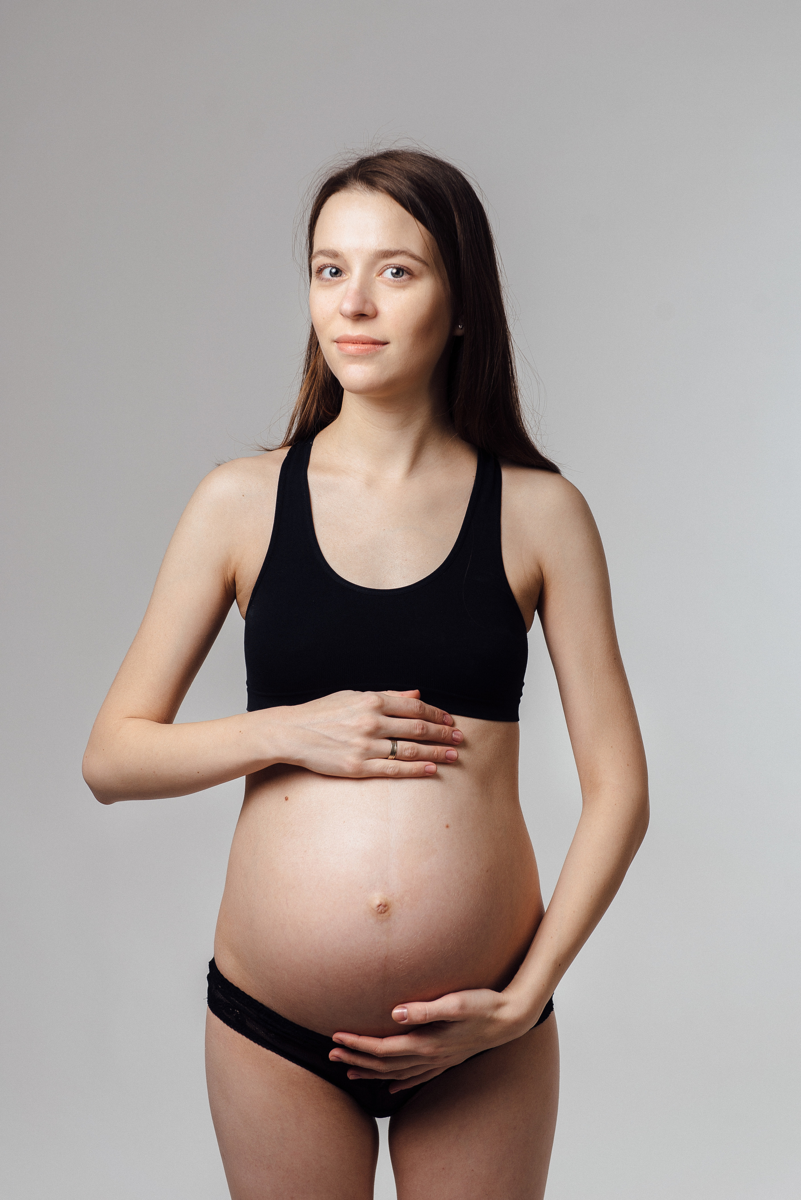 Pregnancy photo session in a photo studio with a dog. Ivan Skufinsky — wedding and family photographer in Vancouver