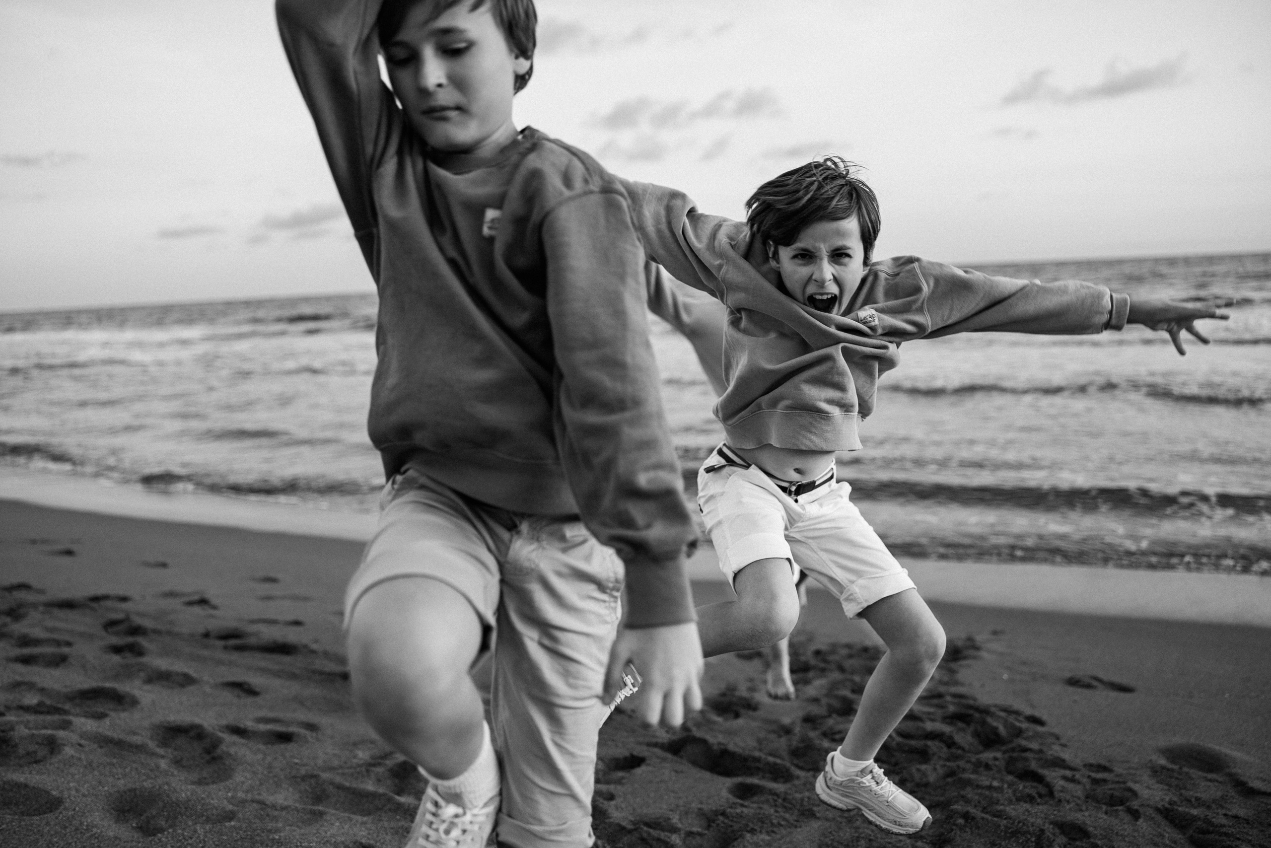 Family photo session on the beach in Vancouver BC Сanada. Twins. Ivan Skufinsky — wedding and family photographer in Vancouver
