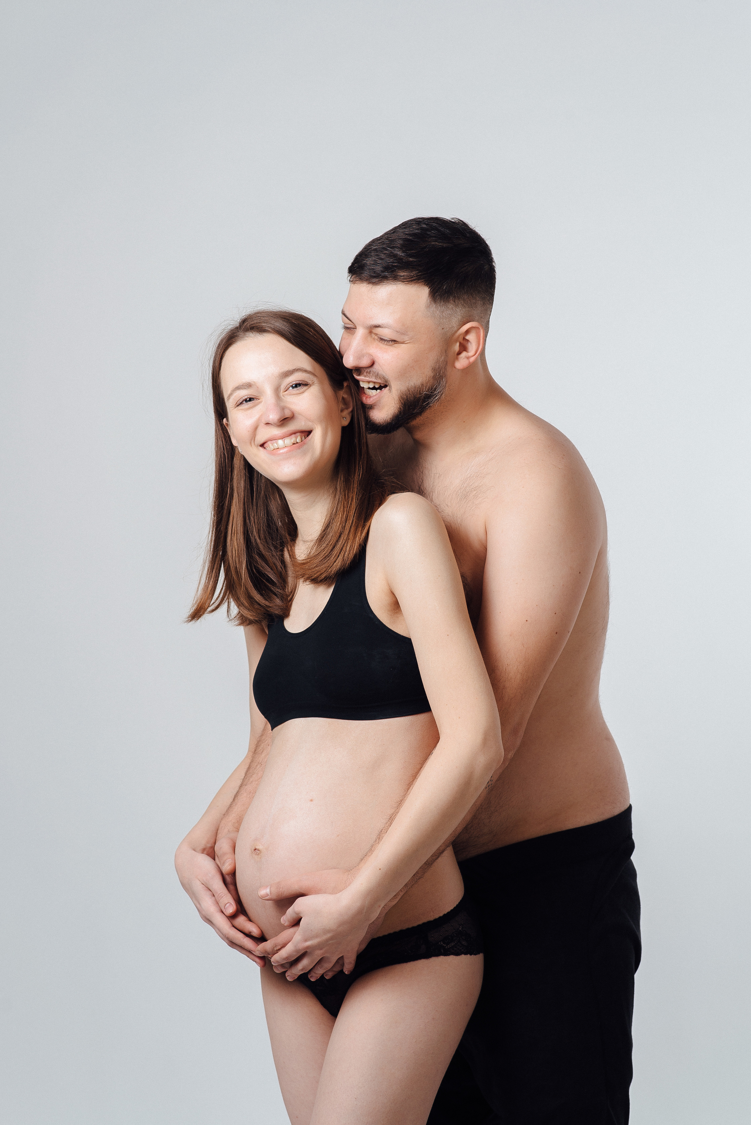 Pregnancy photo session in a photo studio with a dog. Ivan Skufinsky — wedding and family photographer in Vancouver