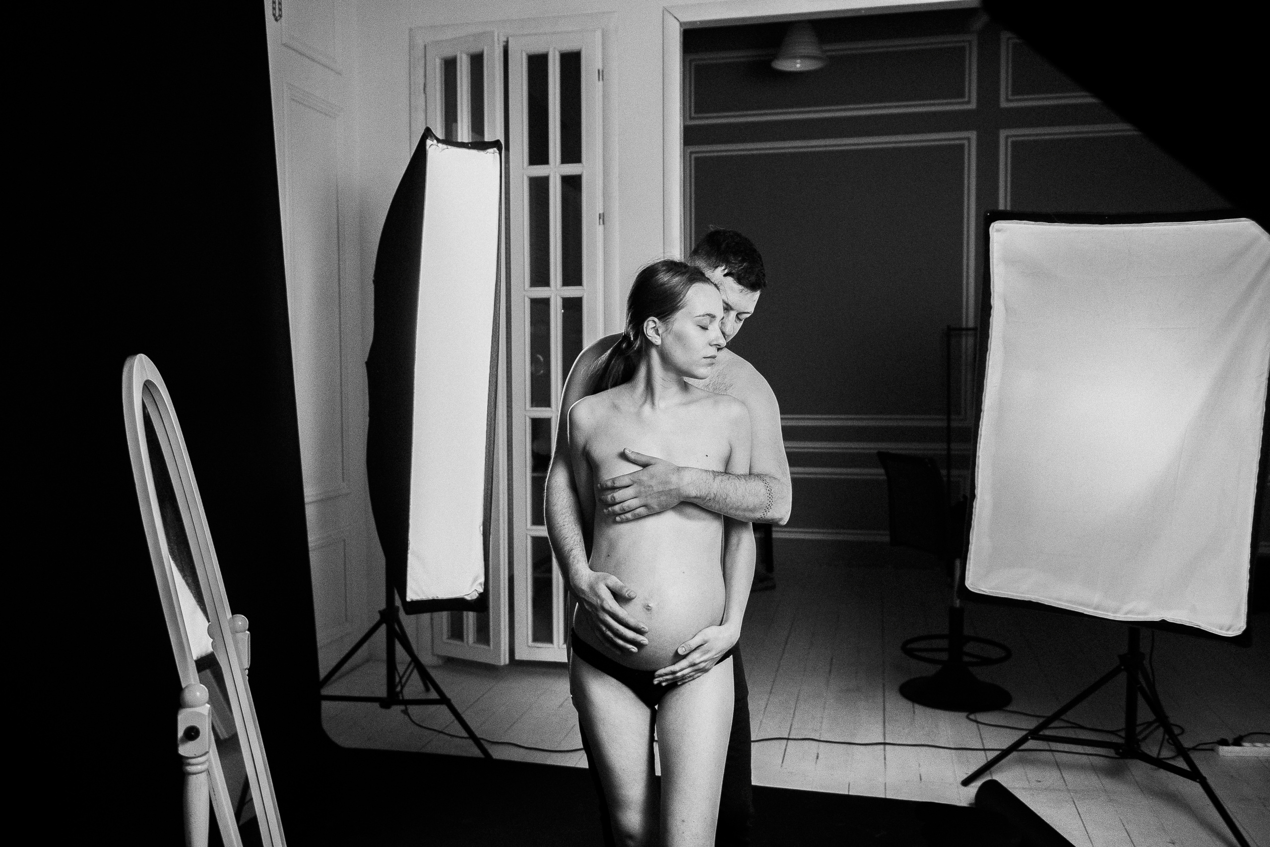 Pregnancy photo session in a photo studio with a dog. Ivan Skufinsky — wedding and family photographer in Vancouver