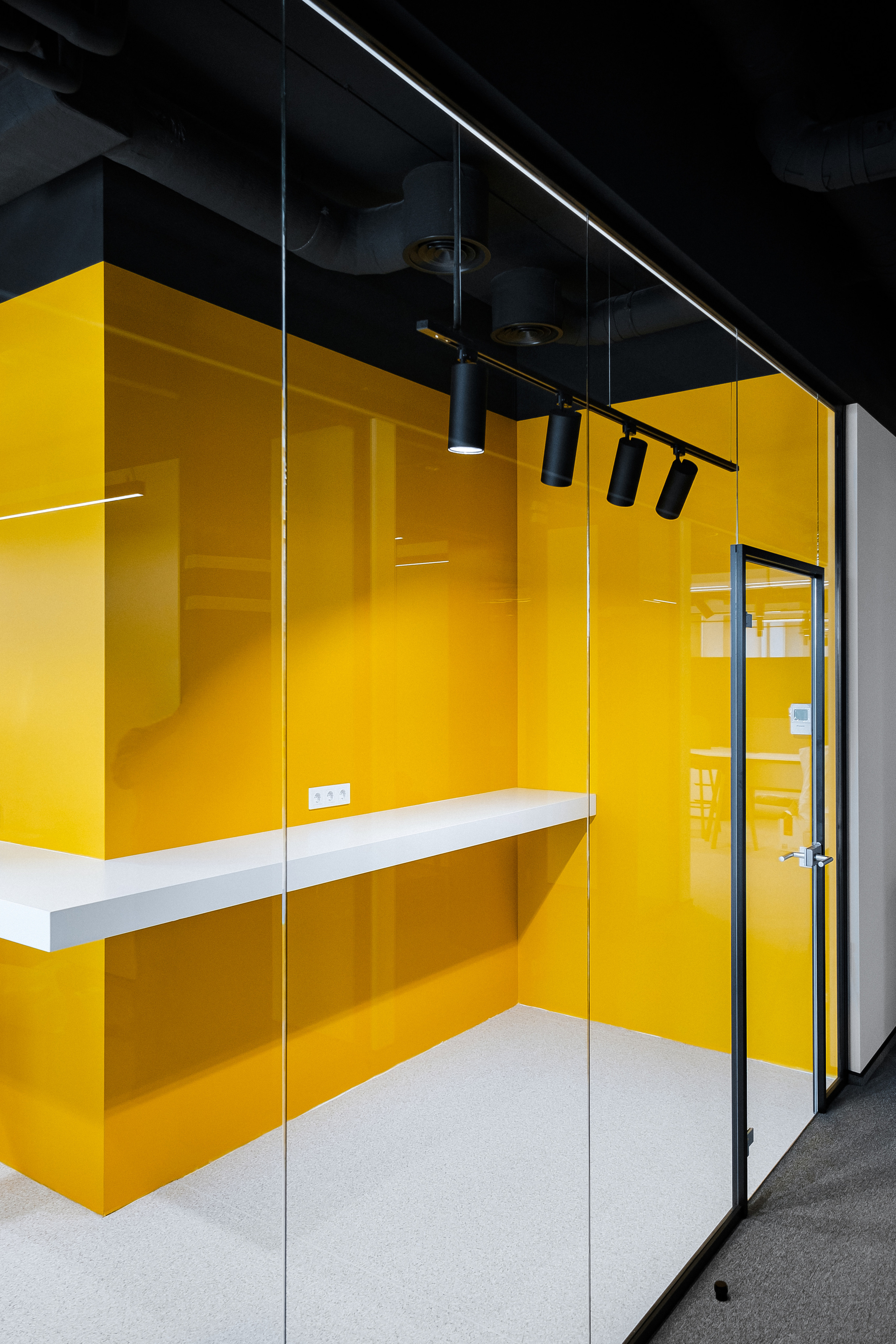 желтые стены на кухне