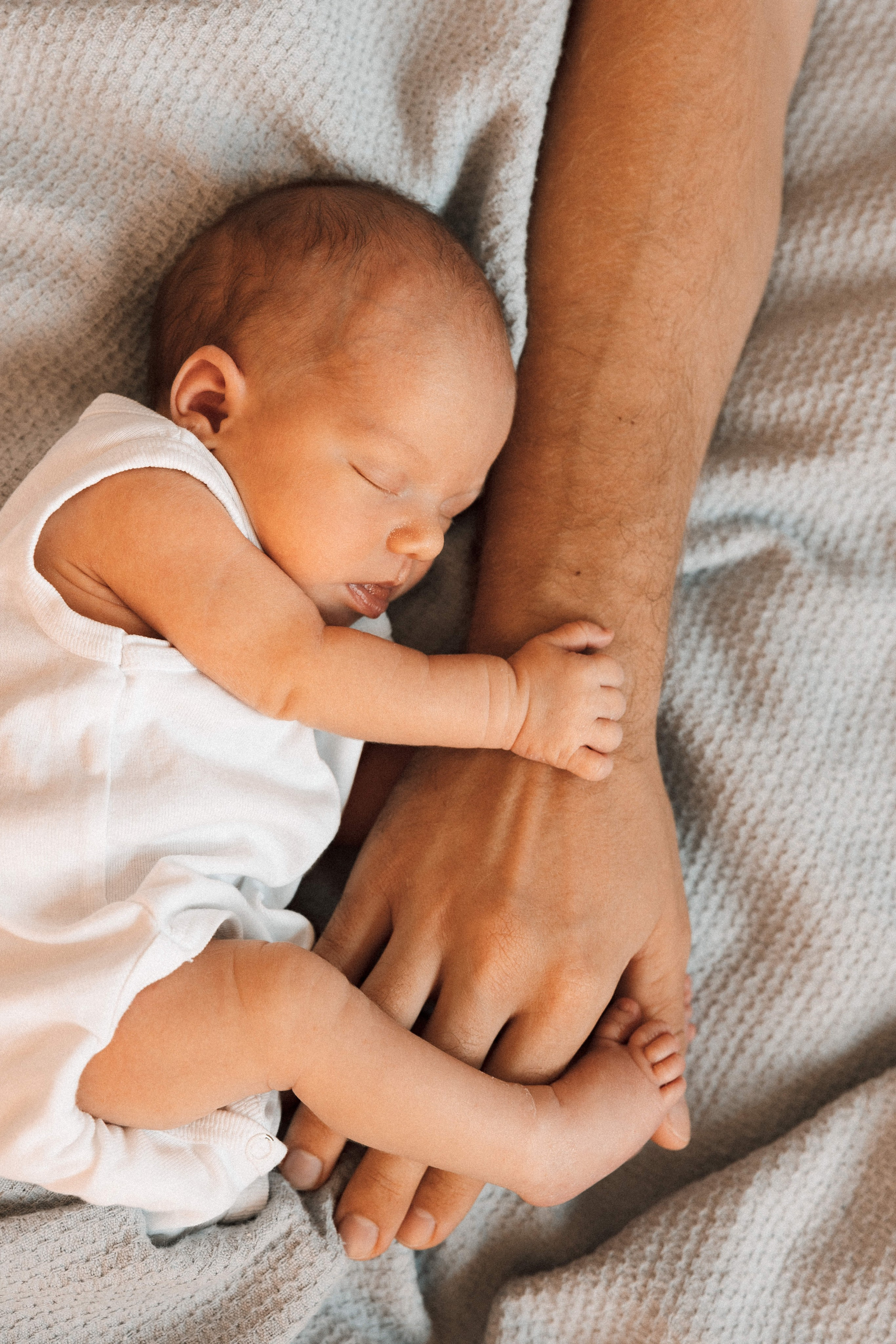 Family photo session at home. home family photo session with a newborn. Ivan Skufinsky — wedding and family photographer in Vancouver