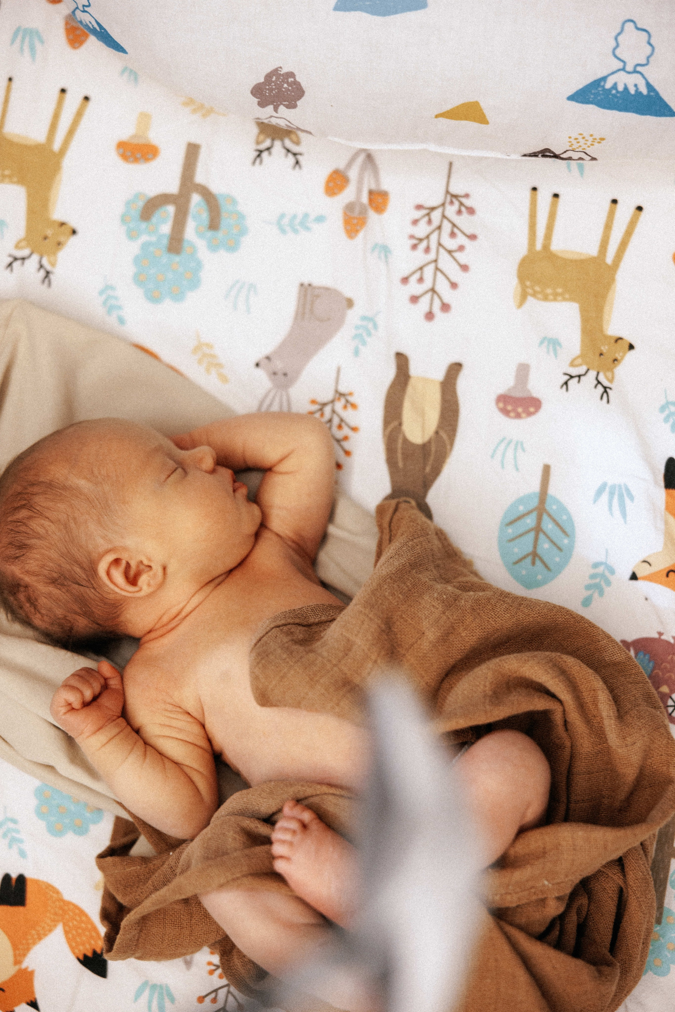 Family photo session at home. home family photo session with a newborn. Ivan Skufinsky — wedding and family photographer in Vancouver