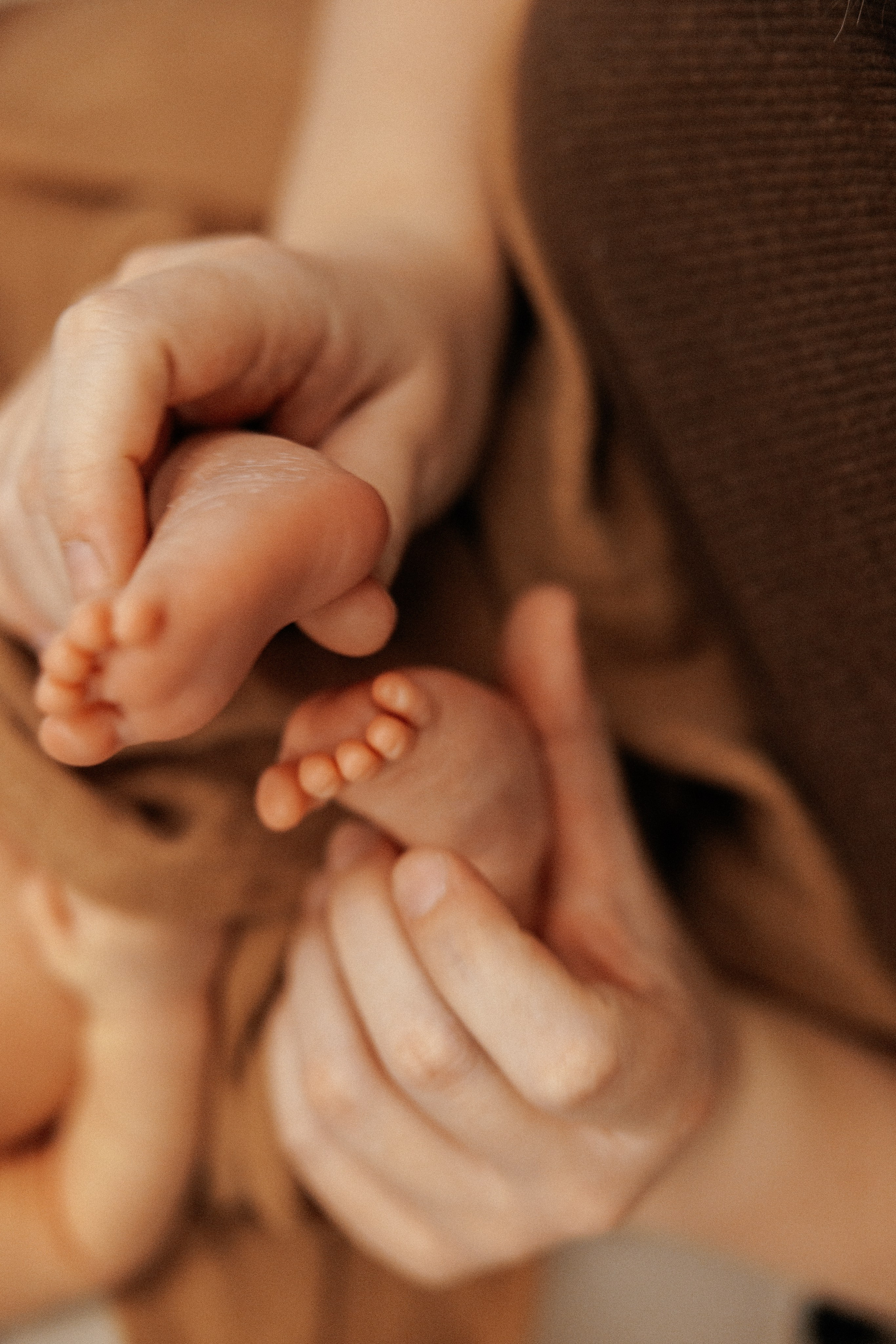 Family photo session at home. home family photo session with a newborn. Ivan Skufinsky — wedding and family photographer in Vancouver