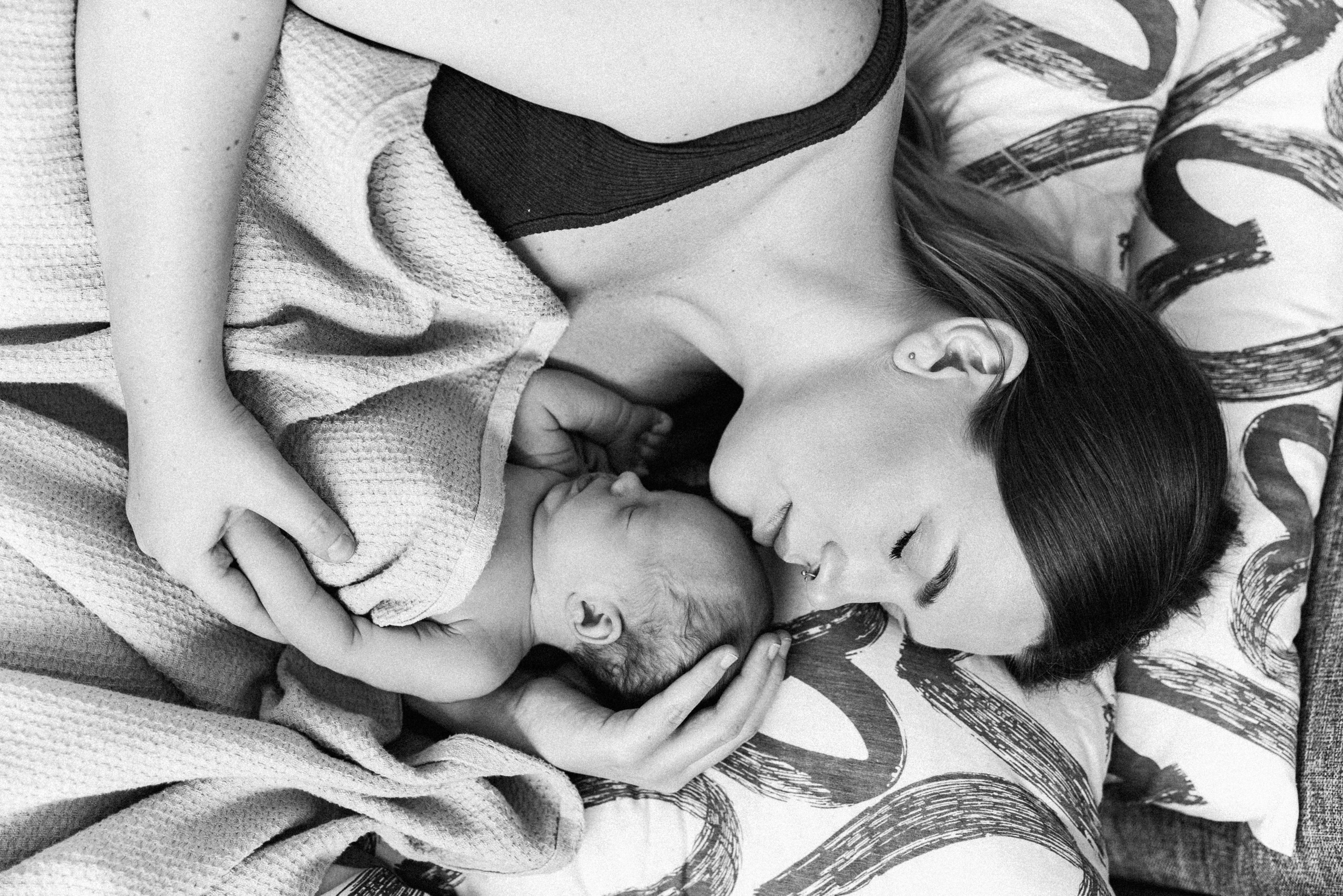 Family photo session at home. home family photo session with a newborn. Ivan Skufinsky — wedding and family photographer in Vancouver