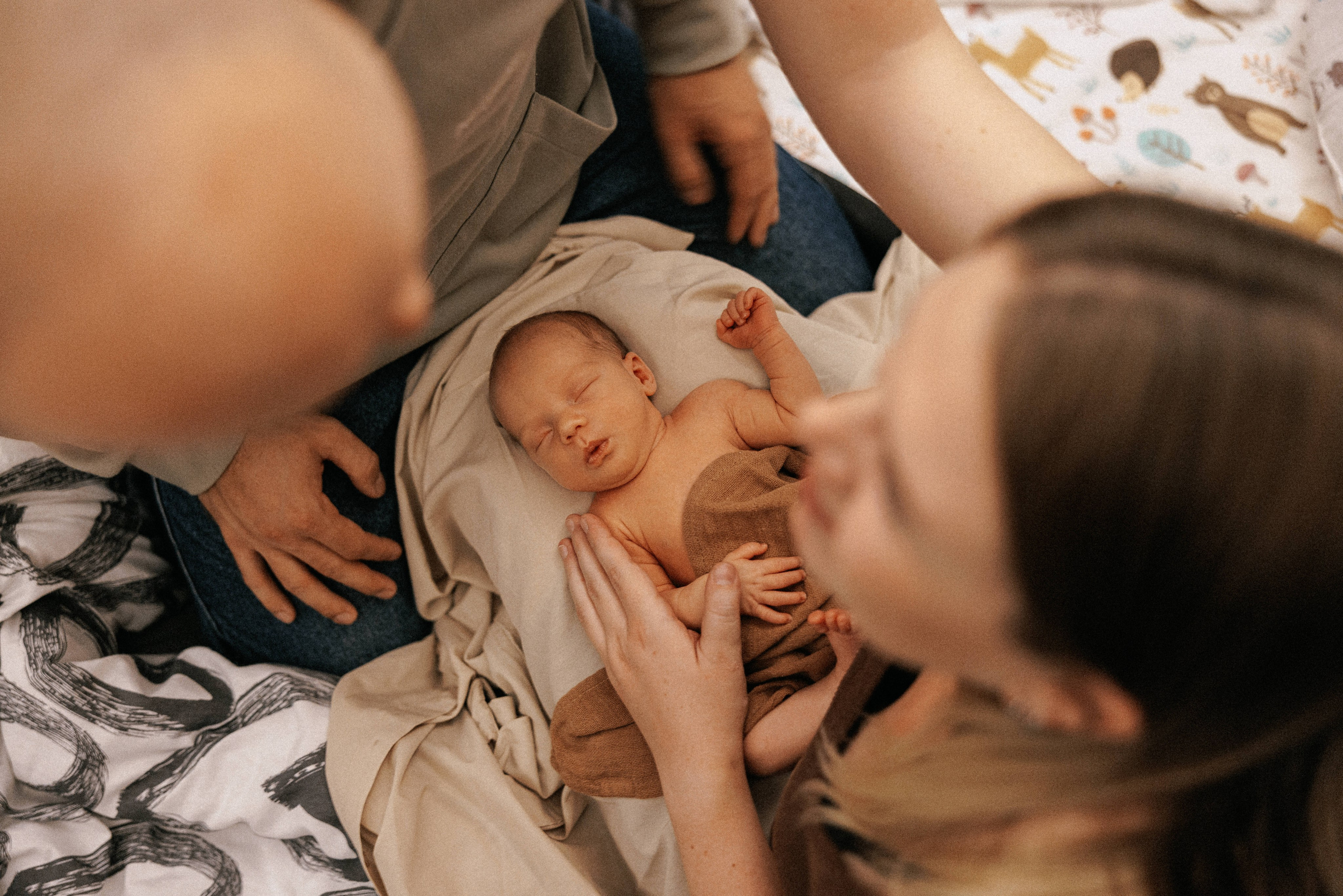 Family photo session at home. home family photo session with a newborn. Ivan Skufinsky — wedding and family photographer in Vancouver