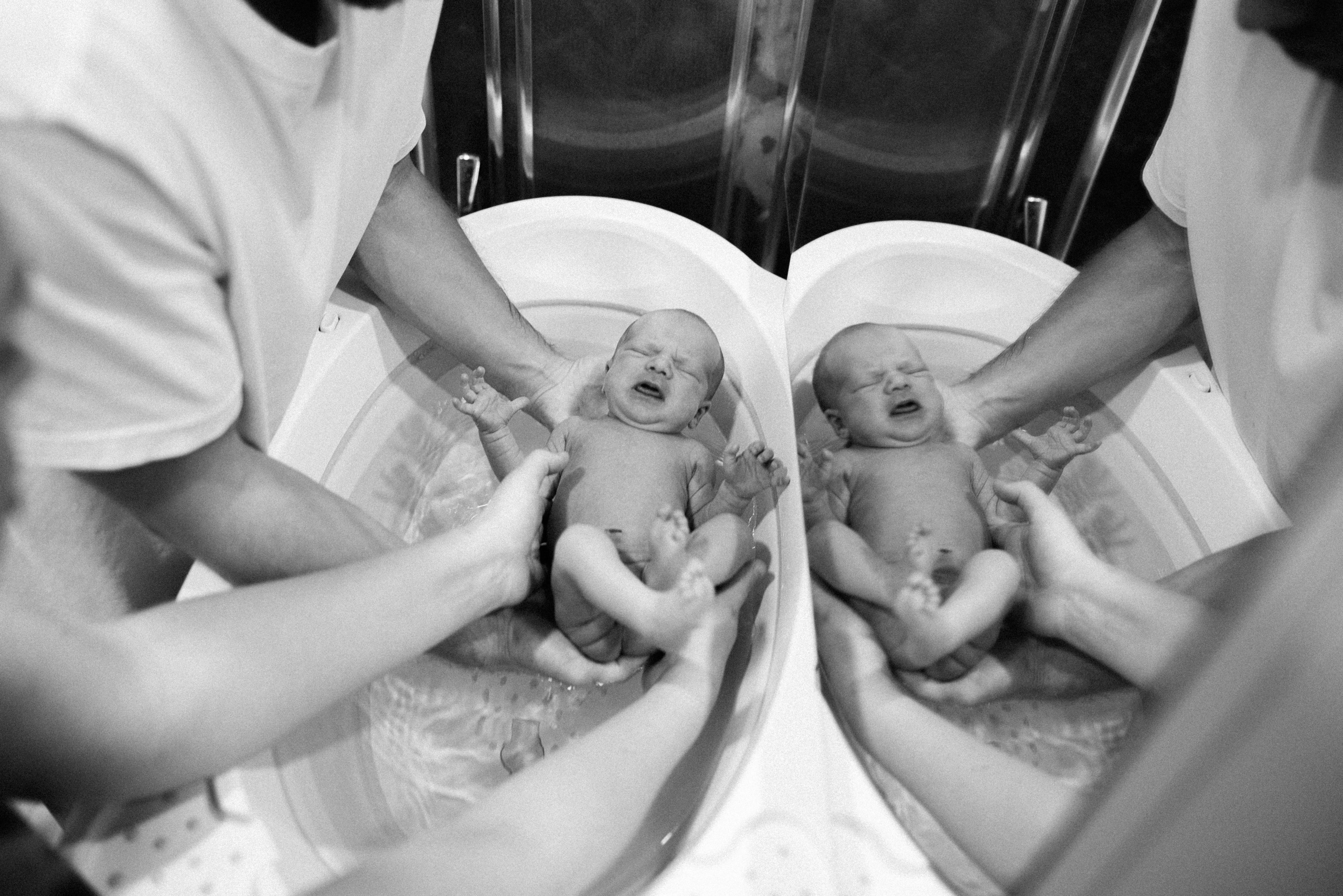 Family photo session at home. home family photo session with a newborn. Ivan Skufinsky — wedding and family photographer in Vancouver