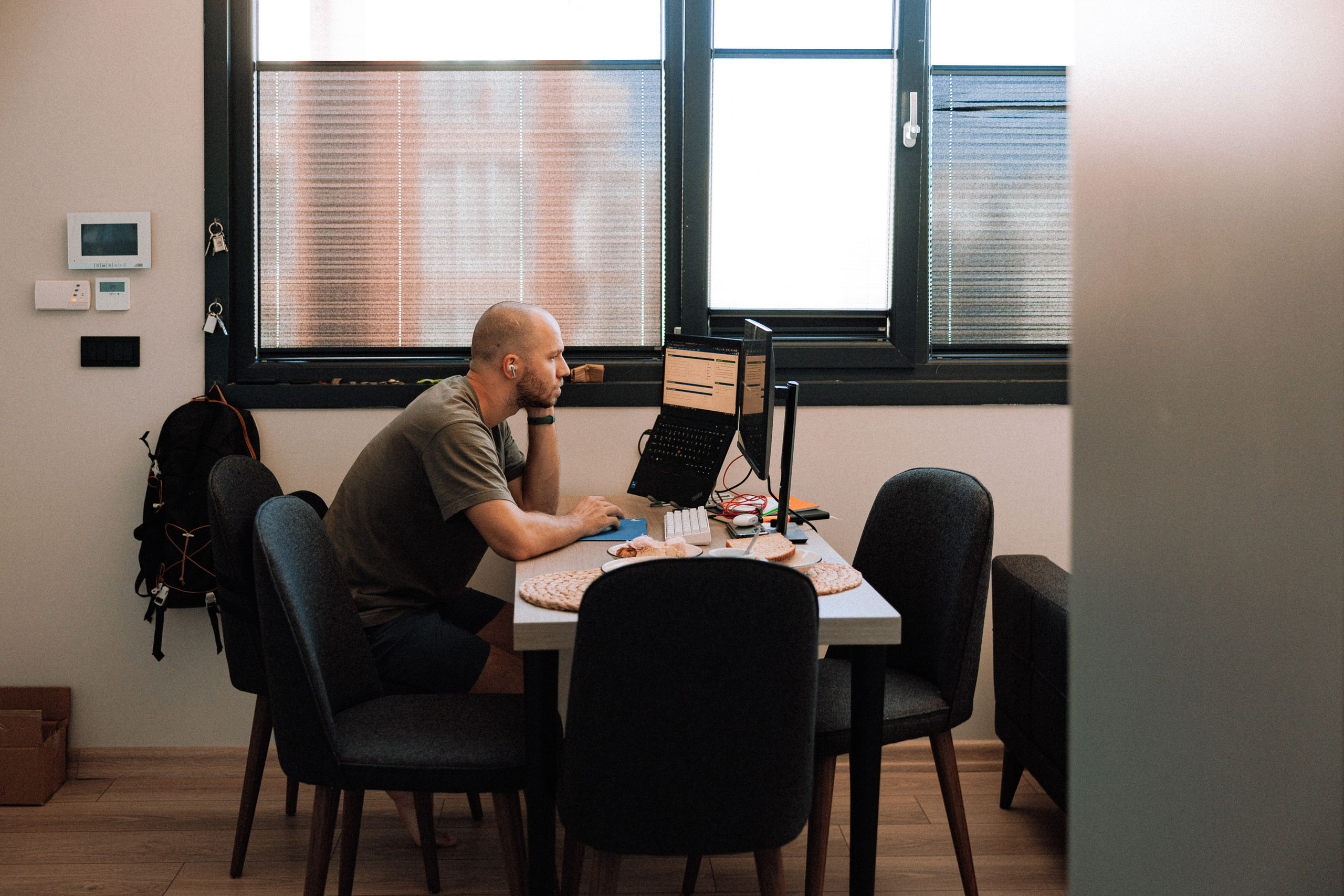Family photo session at home. home family photo session with a newborn. Ivan Skufinsky — wedding and family photographer in Vancouver