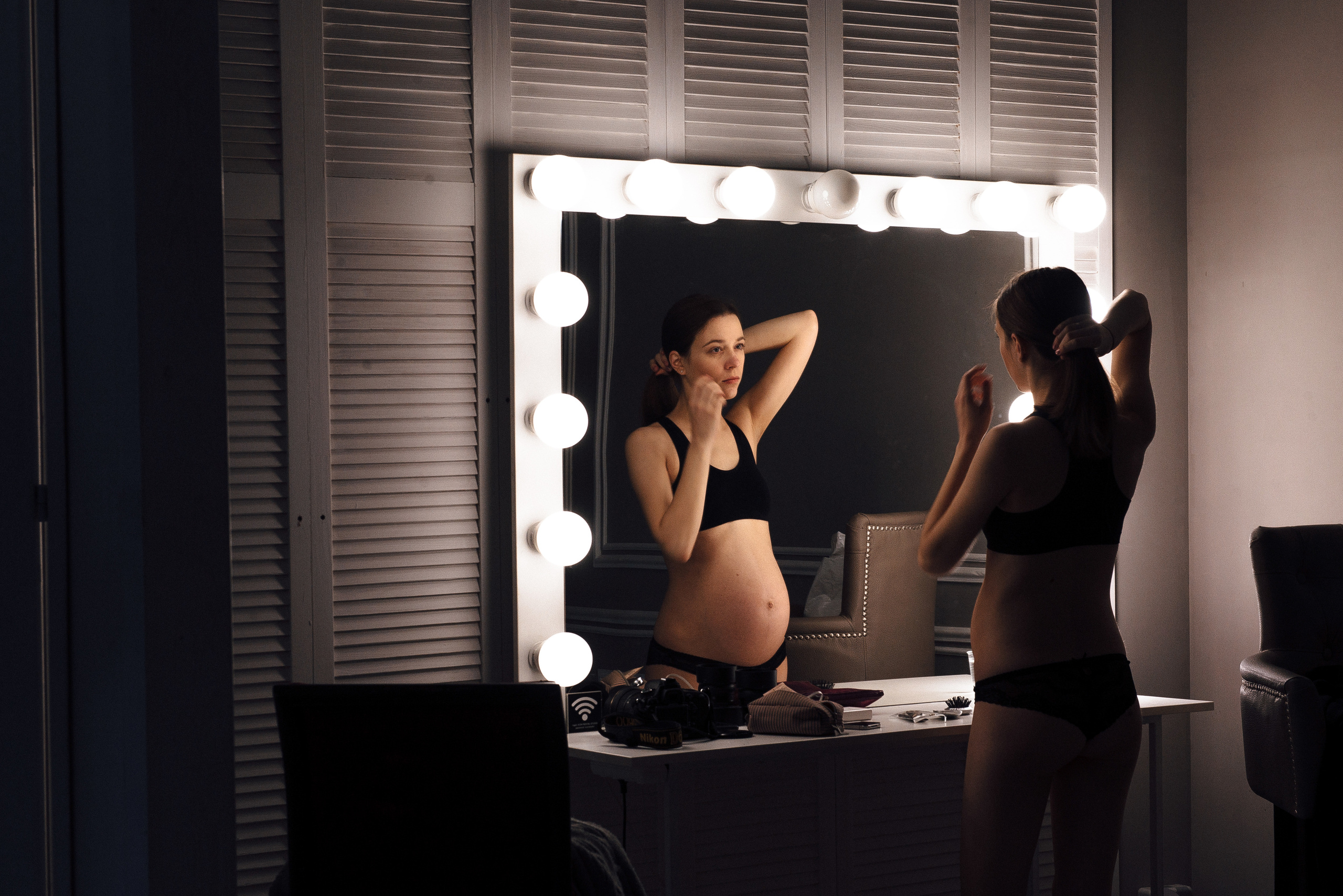 Pregnancy photo session in a photo studio with a dog. Ivan Skufinsky — wedding and family photographer in Vancouver